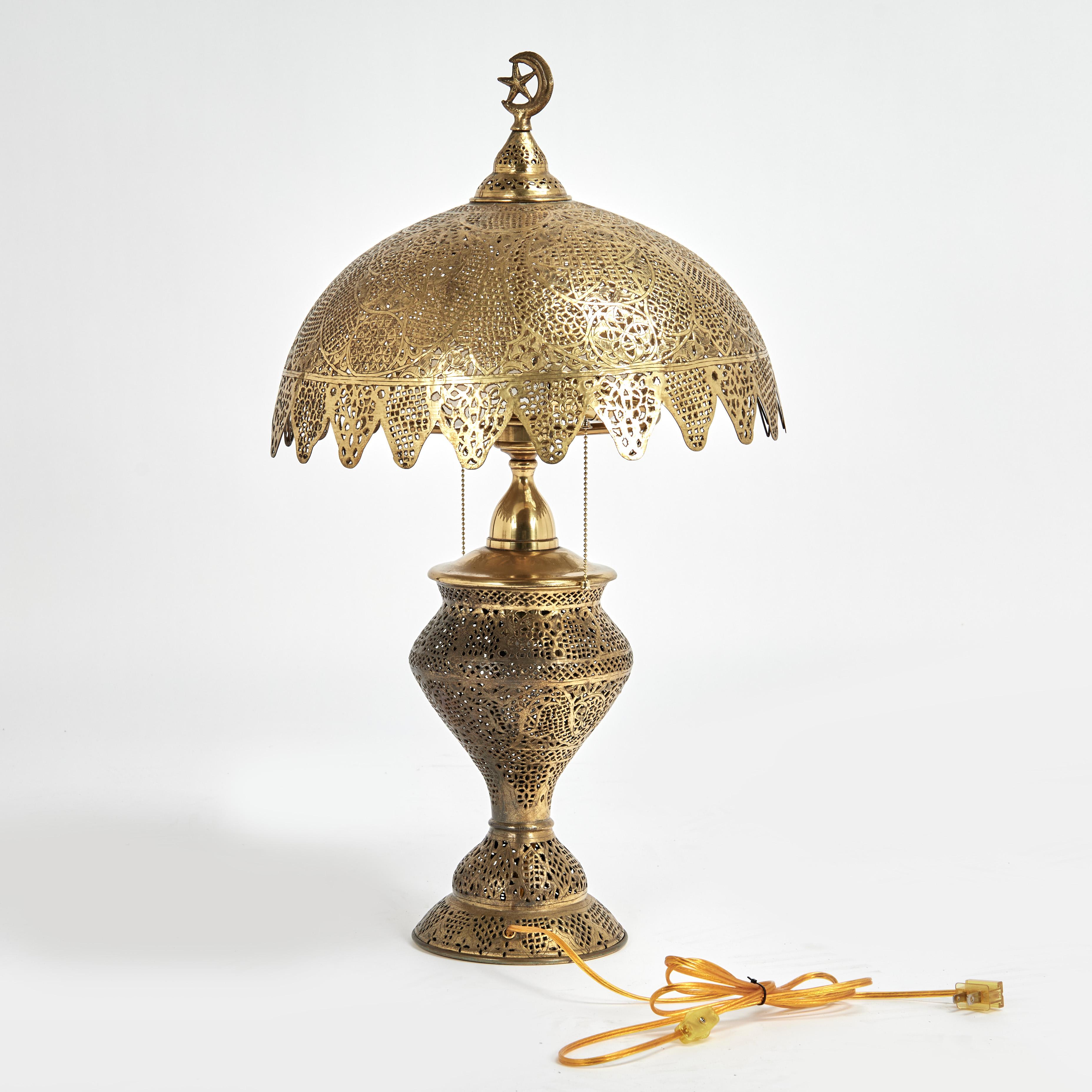 20ième siècle Lampe à poser marocaine ancienne en laiton en vente