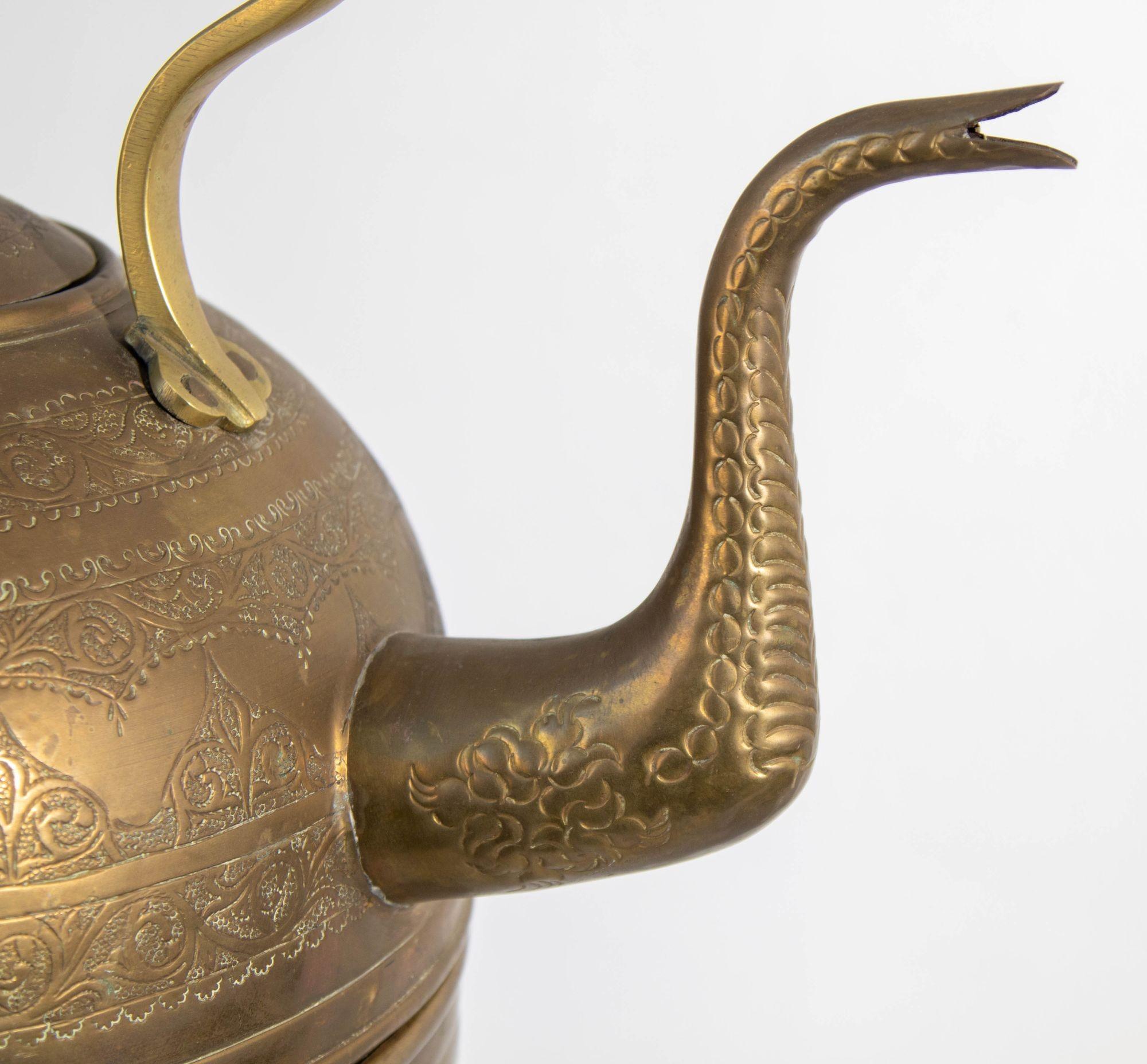 Antigua tetera marroquí de latón sobre soporte 1930 en venta 2