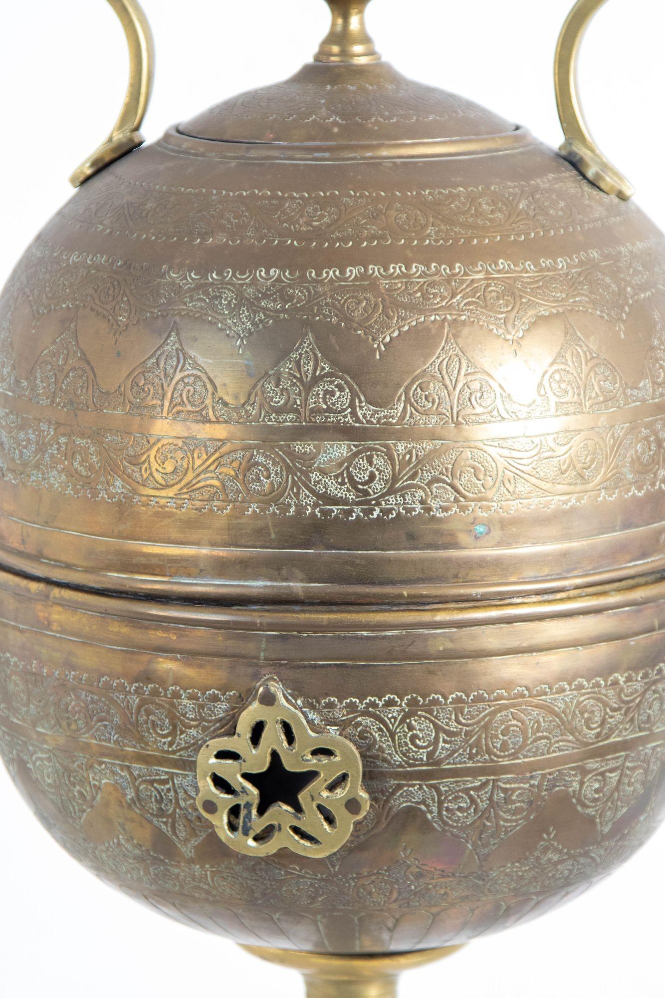 Antigua tetera marroquí de latón sobre soporte 1930 en venta 3