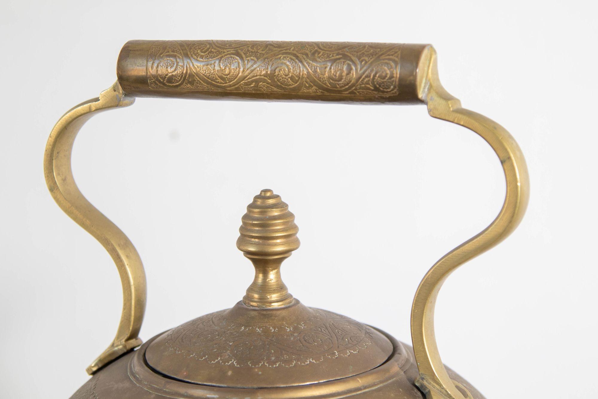 Antigua tetera marroquí de latón sobre soporte 1930 en venta 4