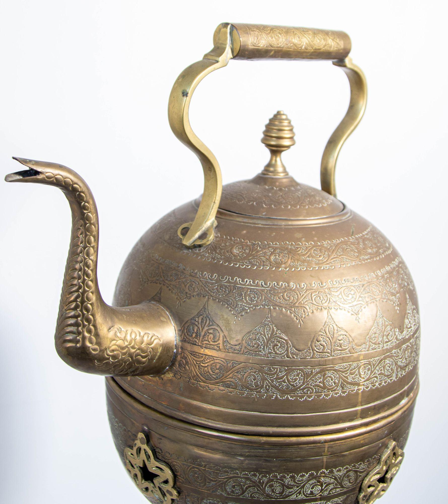 Antigua tetera marroquí de latón sobre soporte 1930 en venta 5