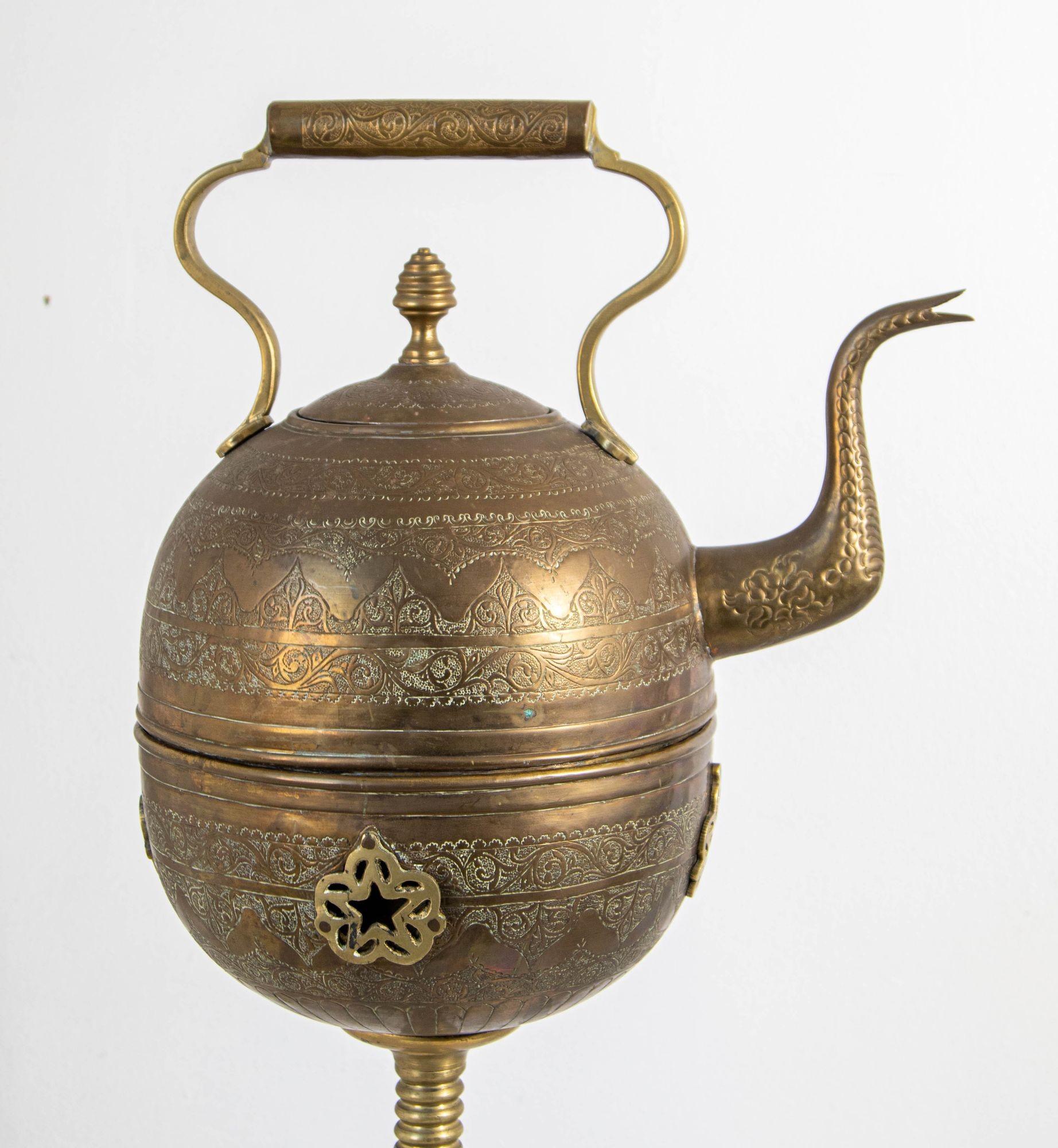 Antigua tetera marroquí de latón sobre soporte 1930 en venta 6