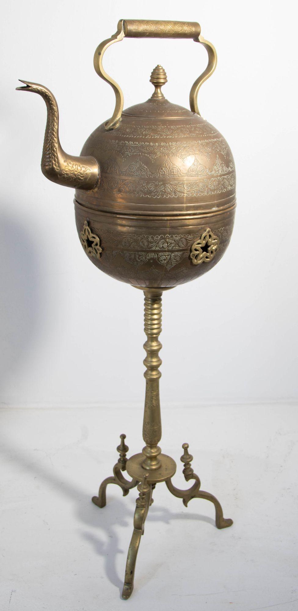 Antigua tetera marroquí de latón sobre soporte 1930 en venta 7