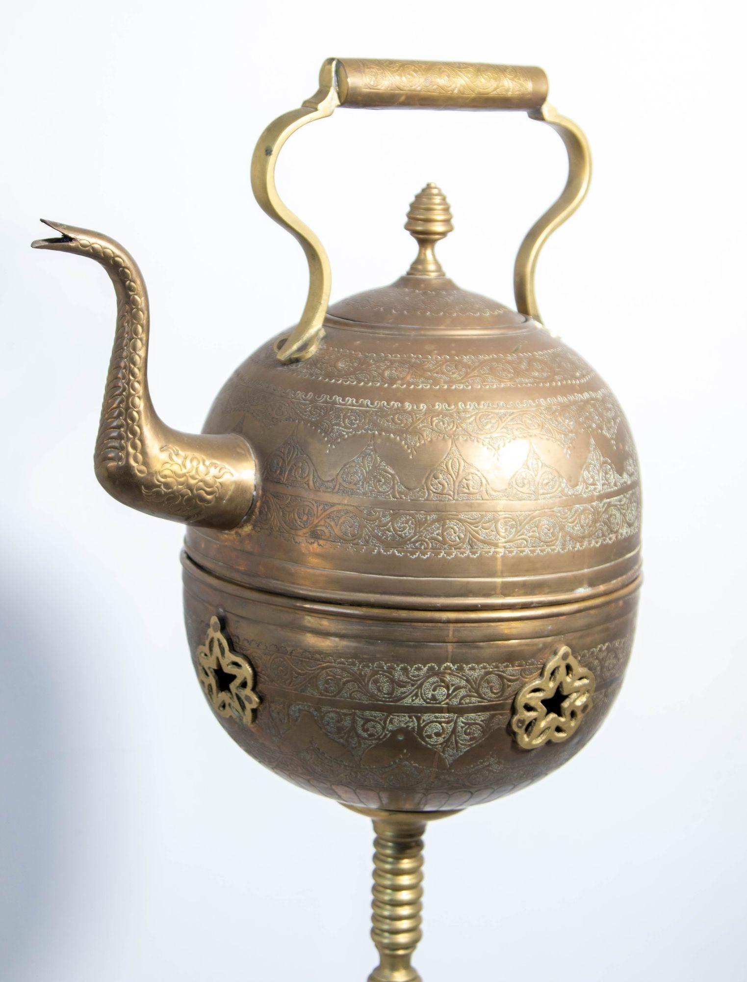 Antigua tetera marroquí de latón sobre soporte 1930 en venta 8