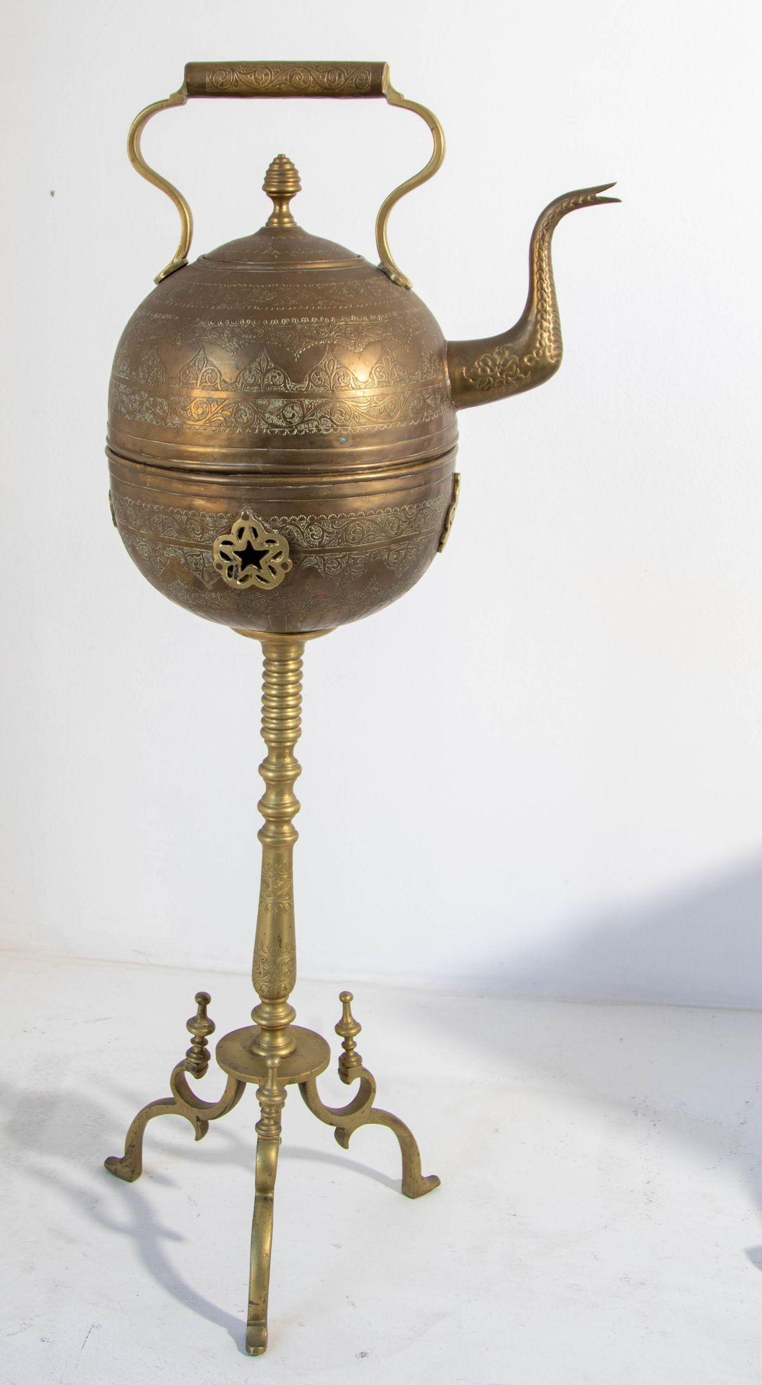 Antigua tetera ceremonial marroquí de latón hecha a mano sobre soporte.
Antigua tetera de latón con calentador sobre soporte.
Antigua tetera de calidad de museo, única en su género, fina y delicadamente elaborada a mano.
Estupenda tetera decorativa