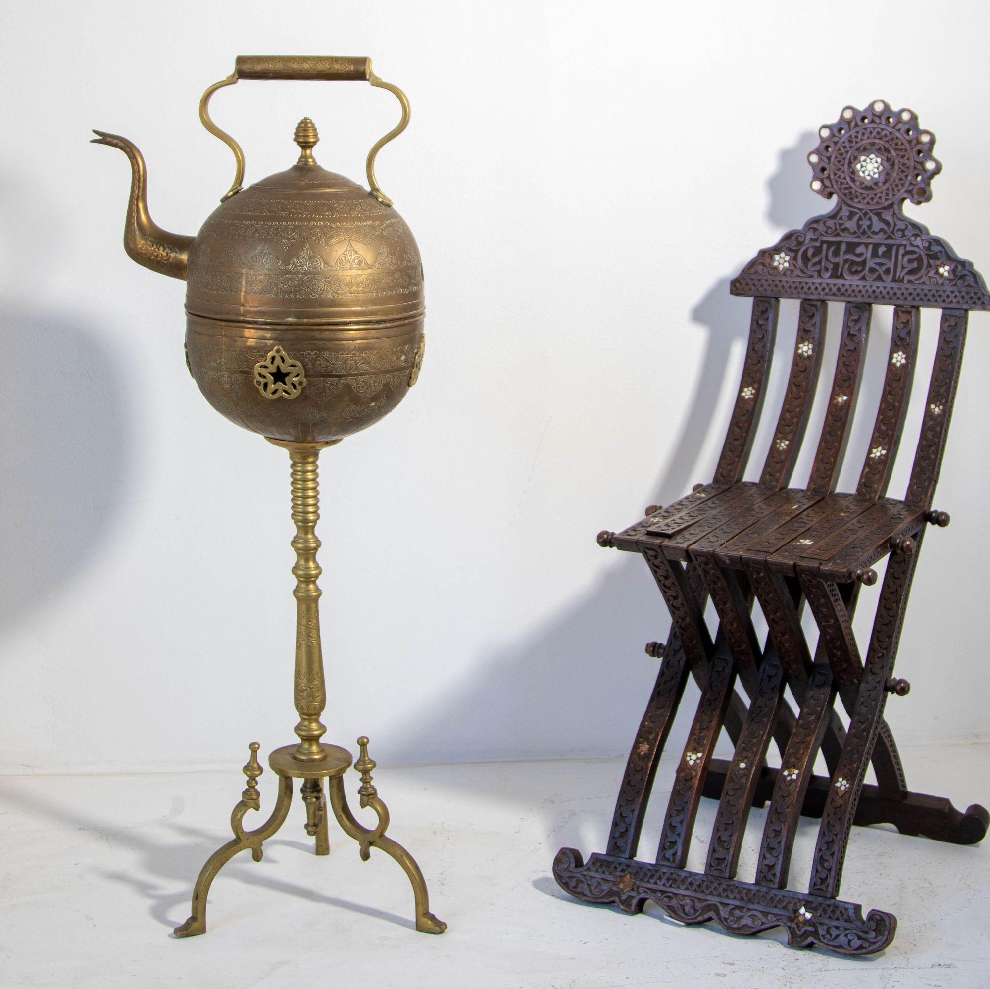 Antigua tetera marroquí de latón sobre soporte 1930 Islámico en venta