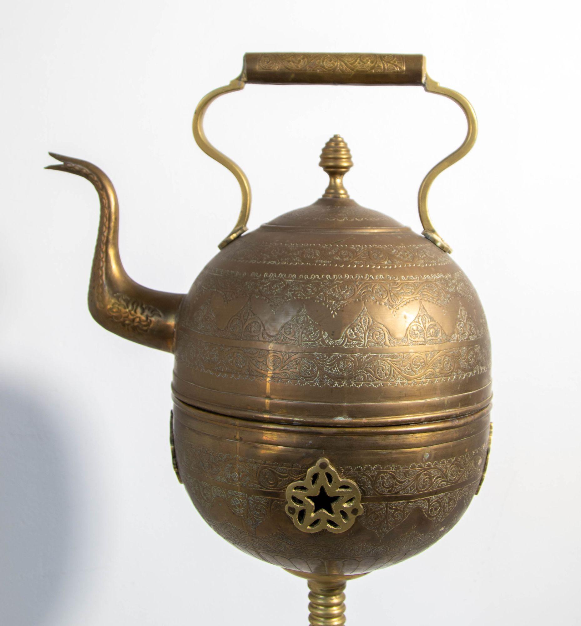 Antigua tetera marroquí de latón sobre soporte 1930 Marroquí en venta