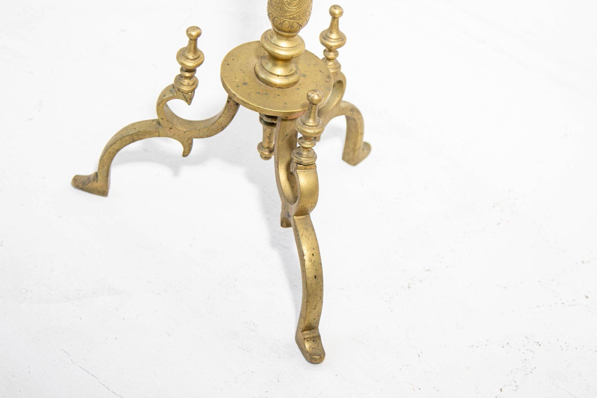 Antigua tetera marroquí de latón sobre soporte 1930 Grabado en venta