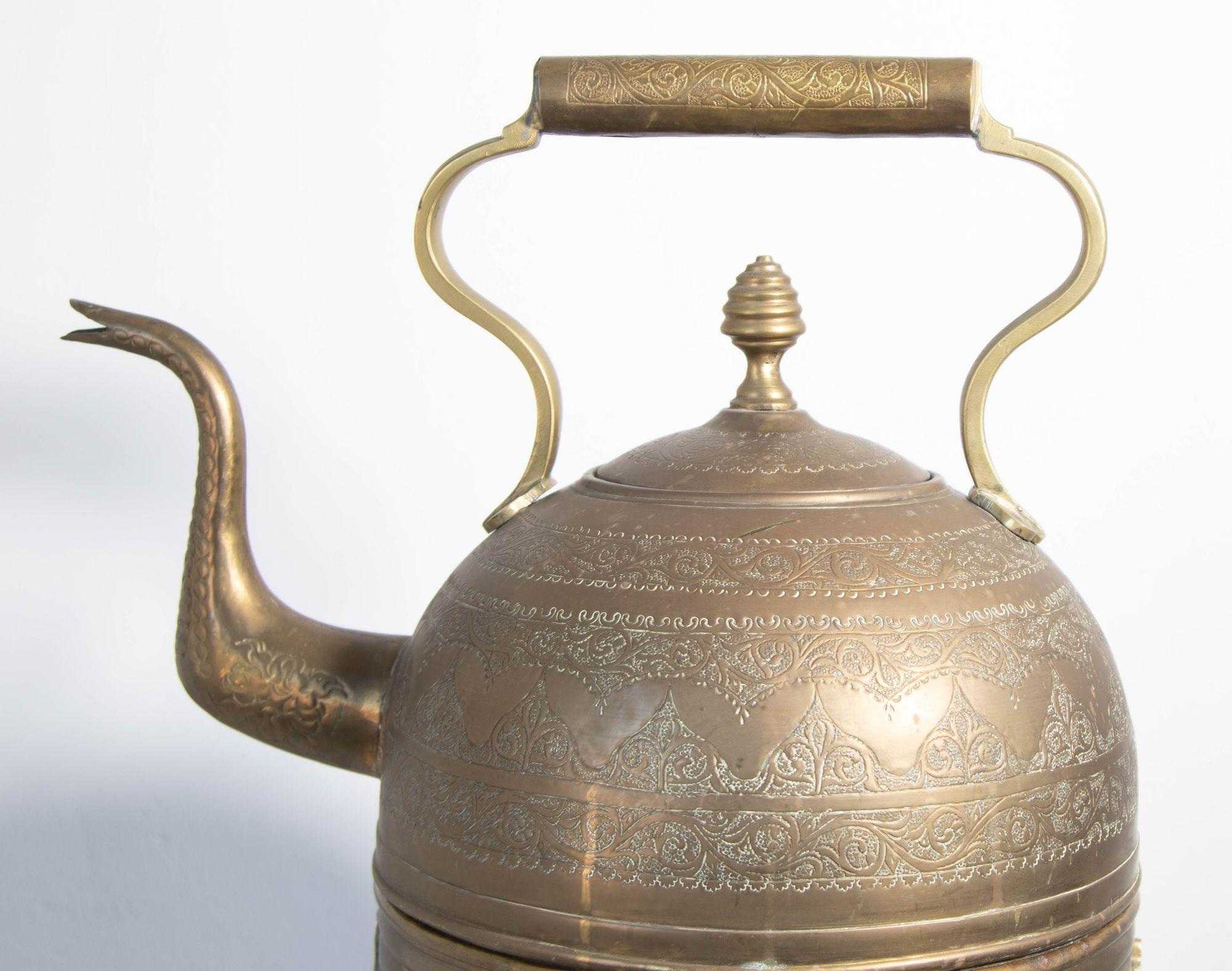 Antigua tetera marroquí de latón sobre soporte 1930 en Bueno estado para la venta en North Hollywood, CA