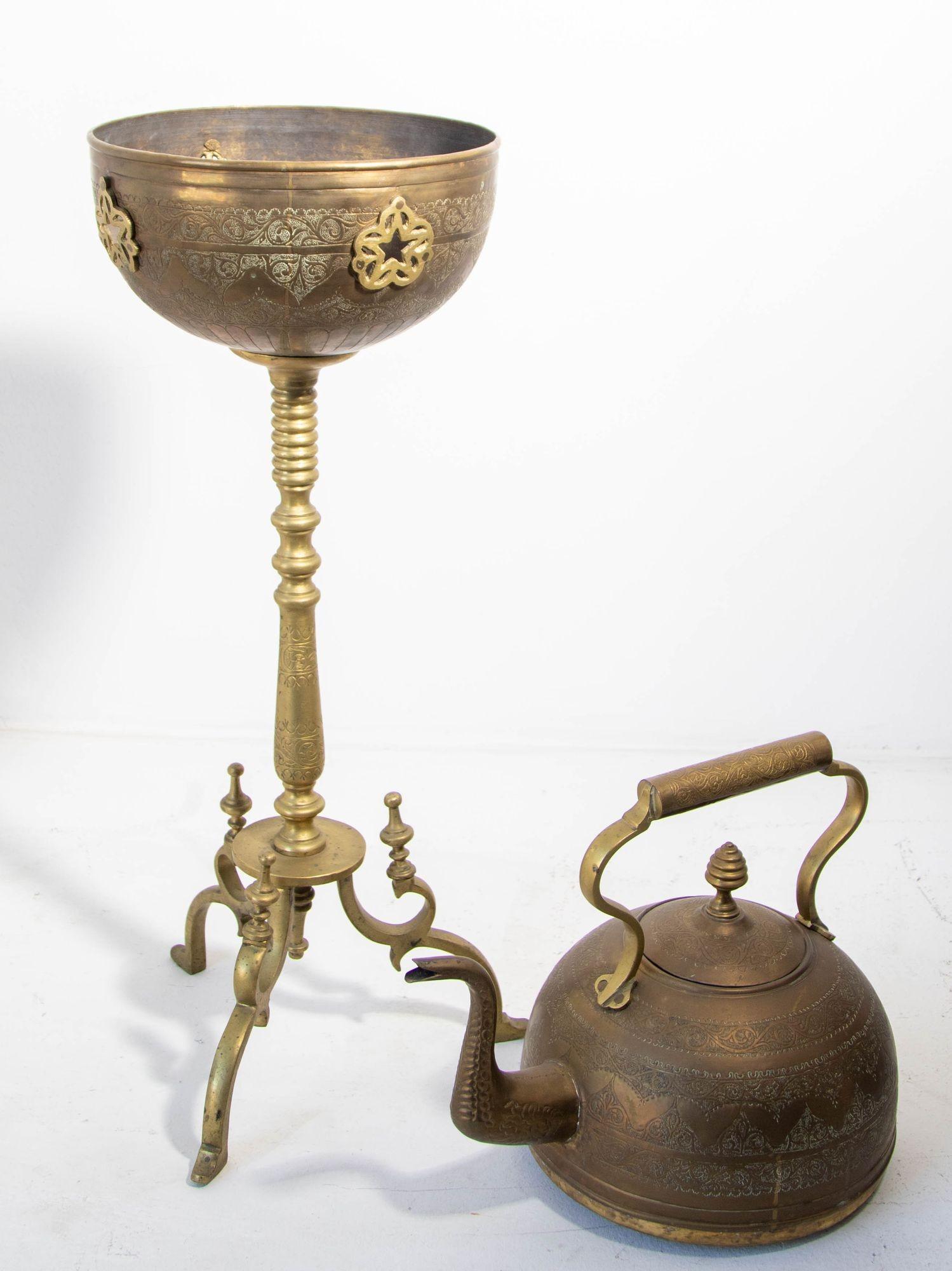 Antigua tetera marroquí de latón sobre soporte 1930 siglo XX en venta