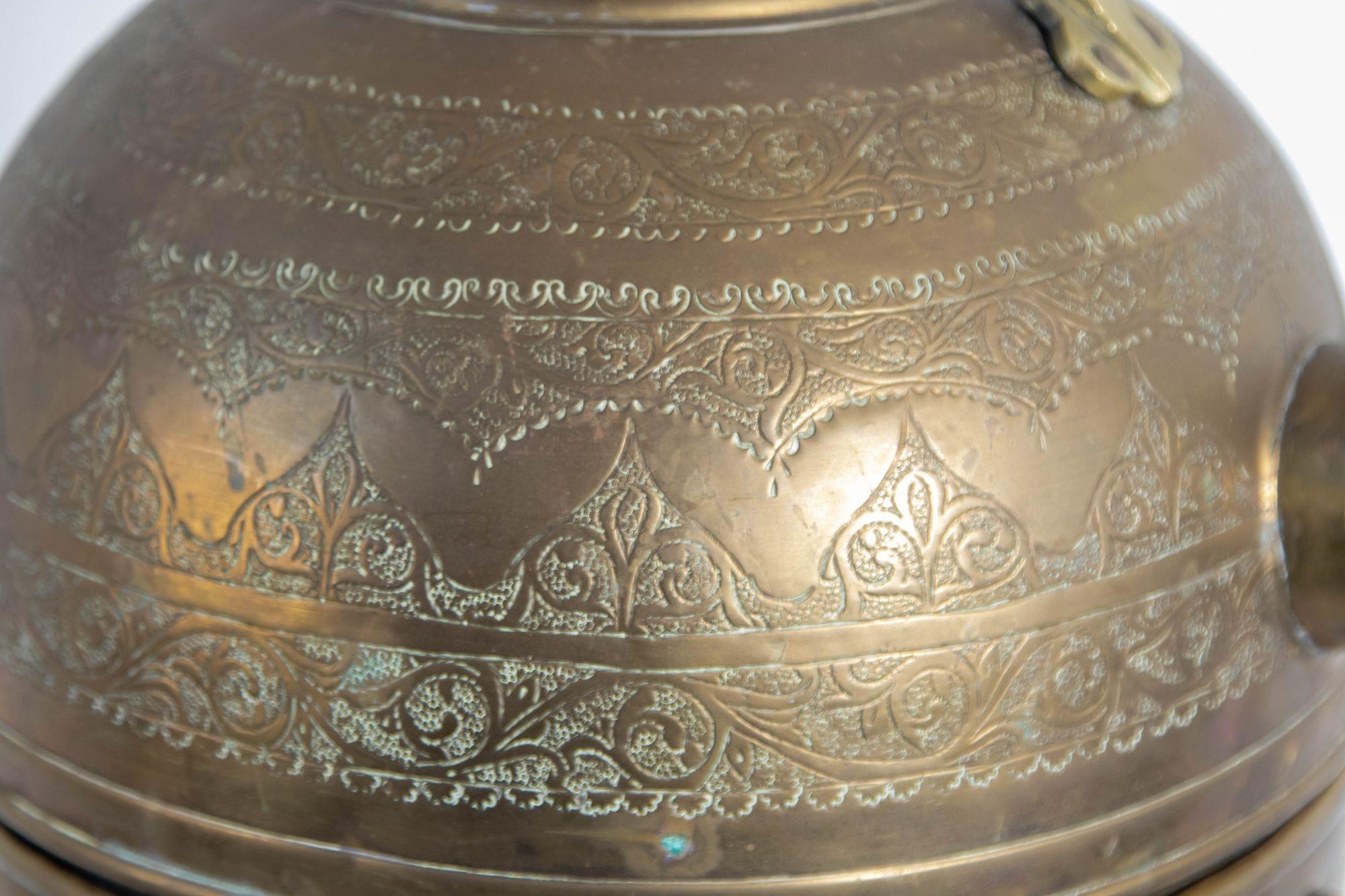 Antigua tetera marroquí de latón sobre soporte 1930 Latón en venta