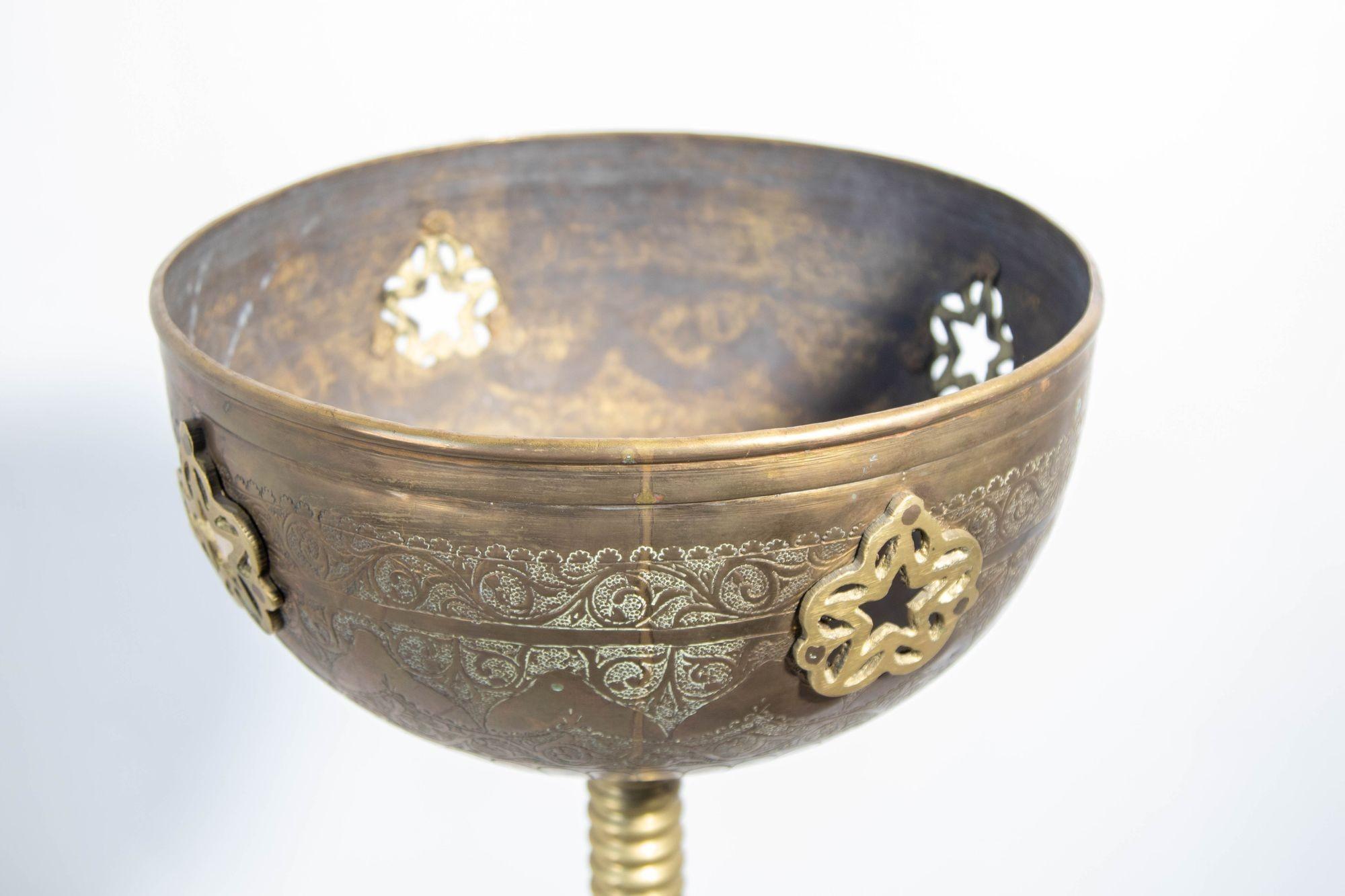 Antigua tetera marroquí de latón sobre soporte 1930 en venta 1