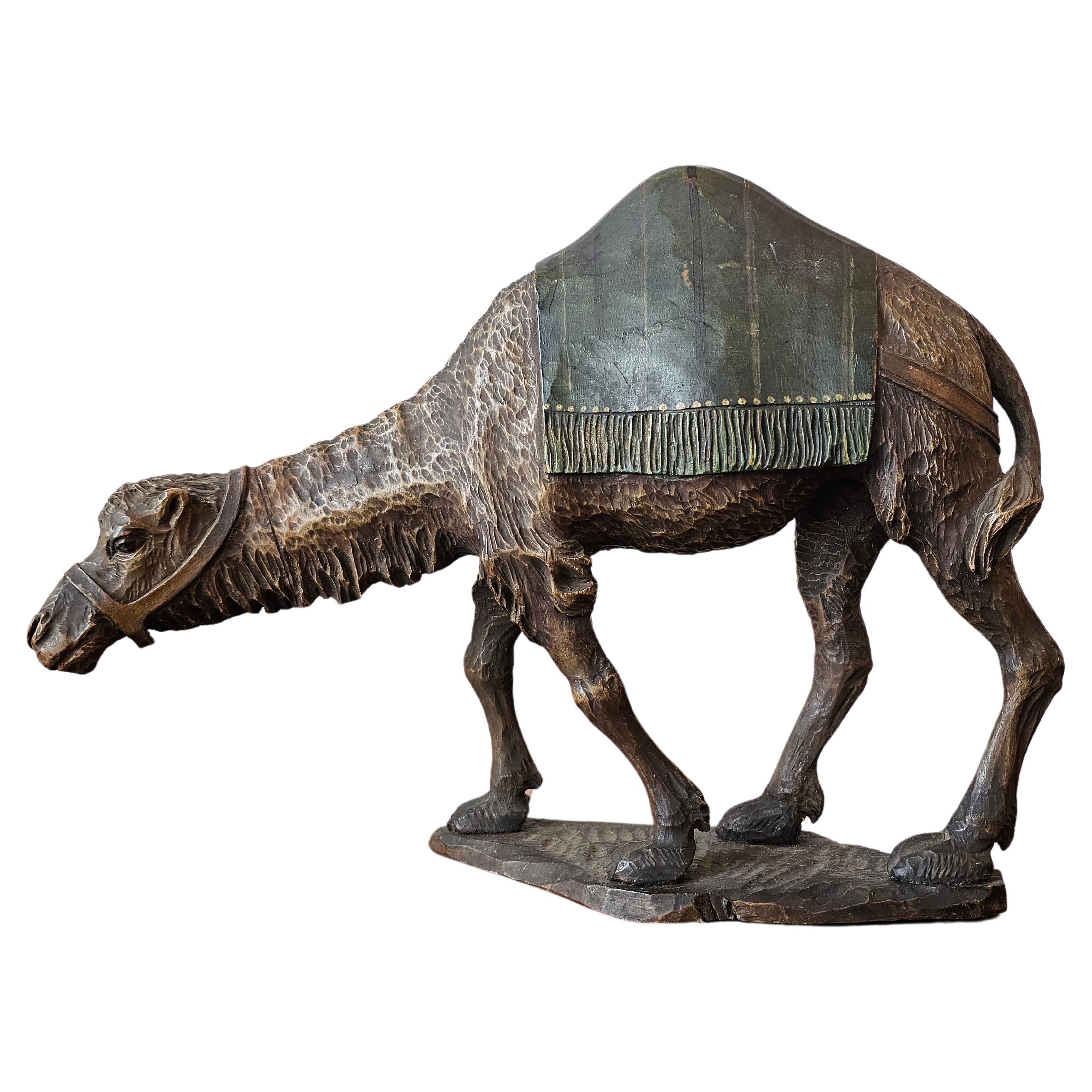 Antike marokkanische geschnitzte polychrom bemalte, polychrom bemalte Holzkamelienfigur-Skulptur  im Angebot