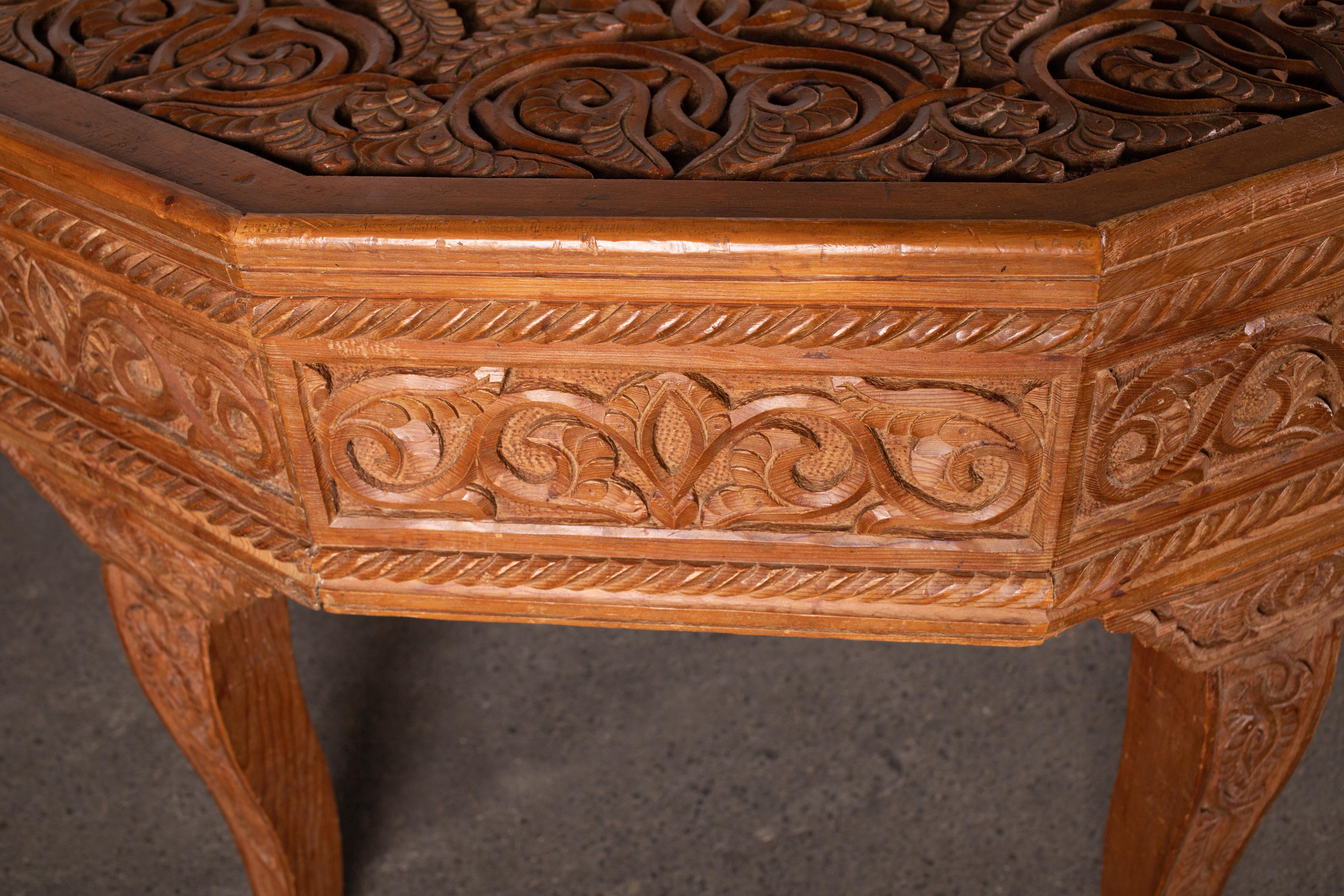 Antiker marokkanischer Mitteltisch, handgeschnitzt aus Atlas-Zedernholz im Angebot 5