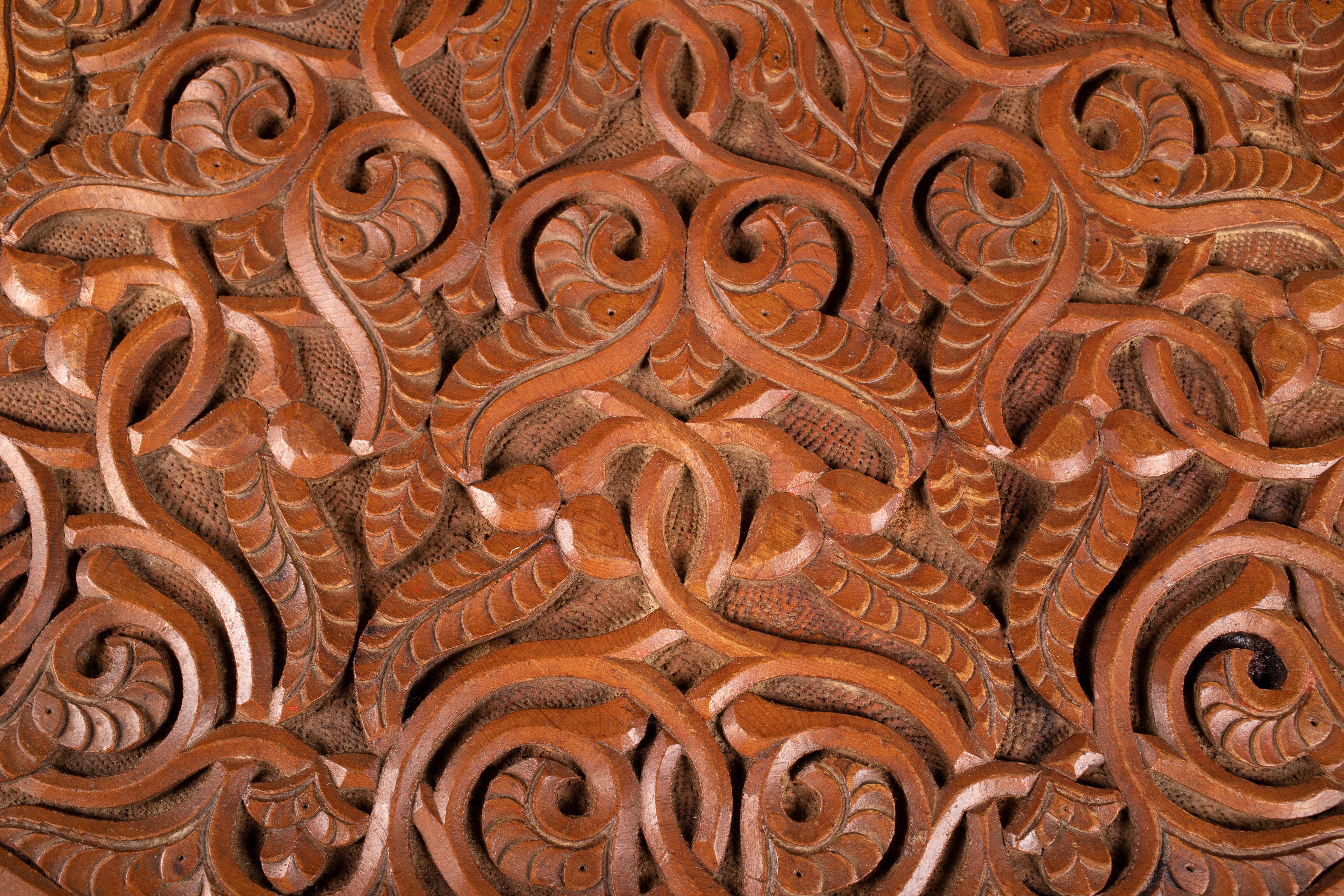 Antiker marokkanischer Mitteltisch, handgeschnitzt aus Atlas-Zedernholz (Geschnitzt) im Angebot