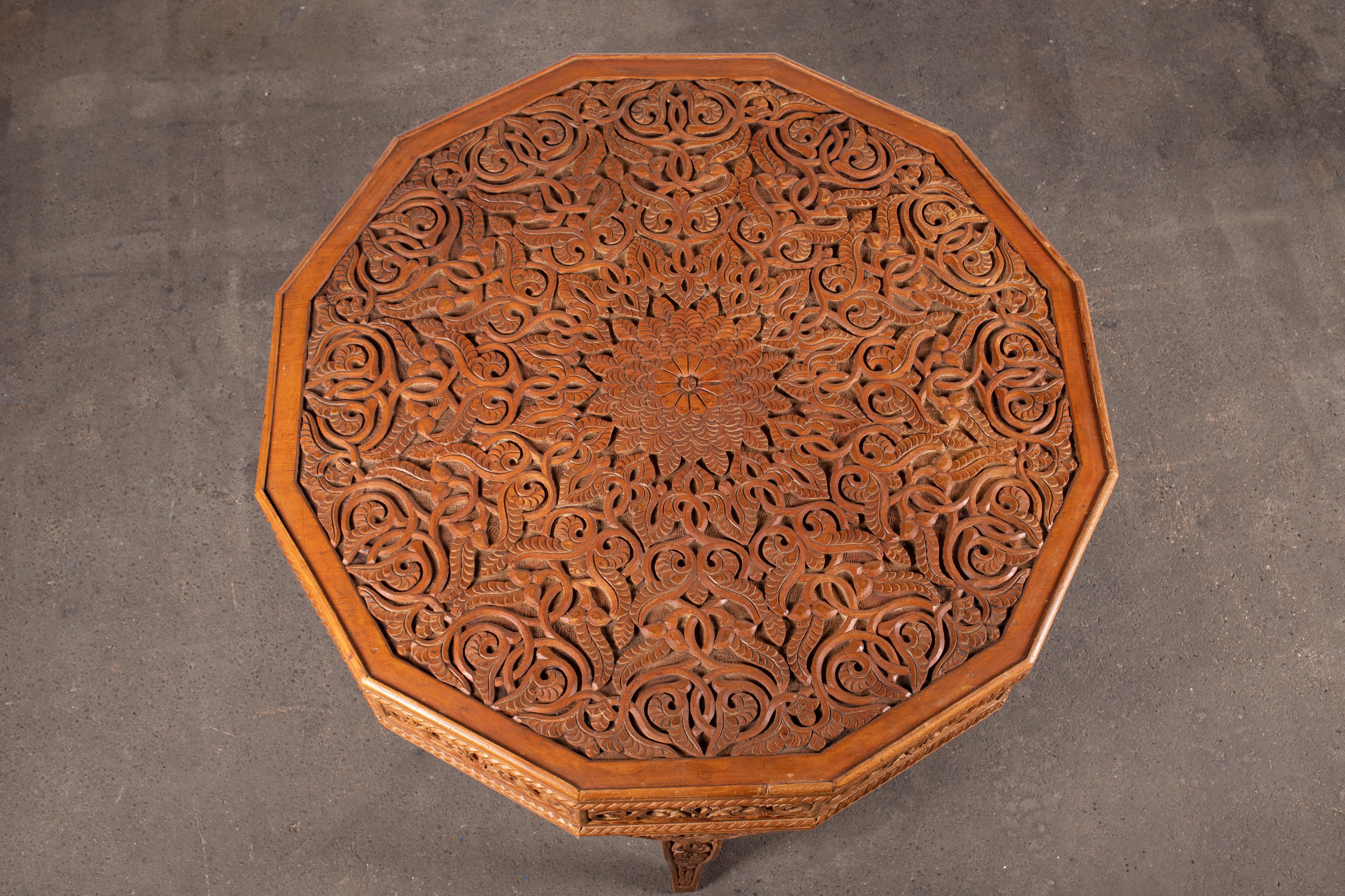 Mauresque Table centrale marocaine ancienne sculptée à la main dans le cèdre d'Atlas en vente