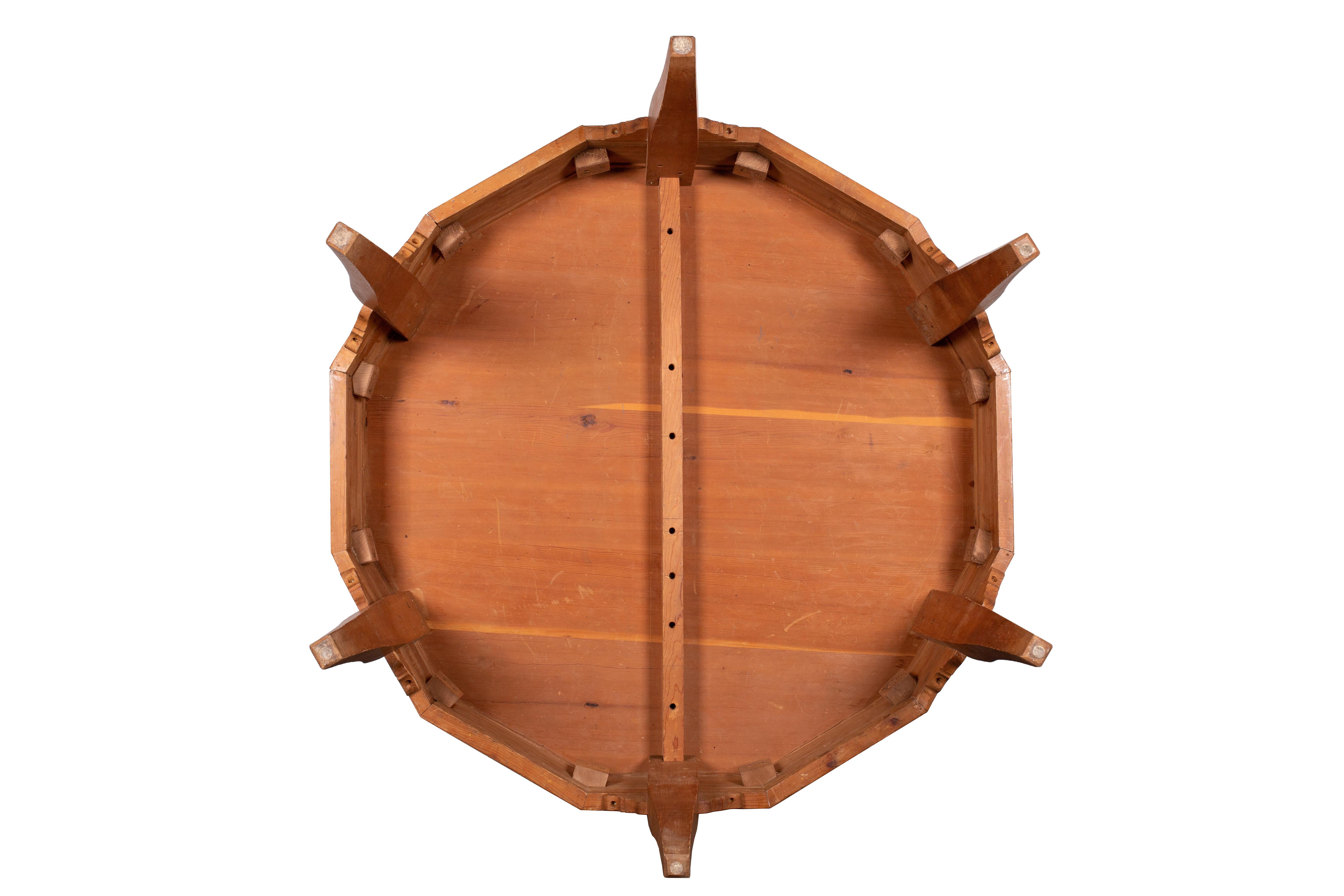 Antiker marokkanischer Mitteltisch, handgeschnitzt aus Atlas-Zedernholz im Angebot 7