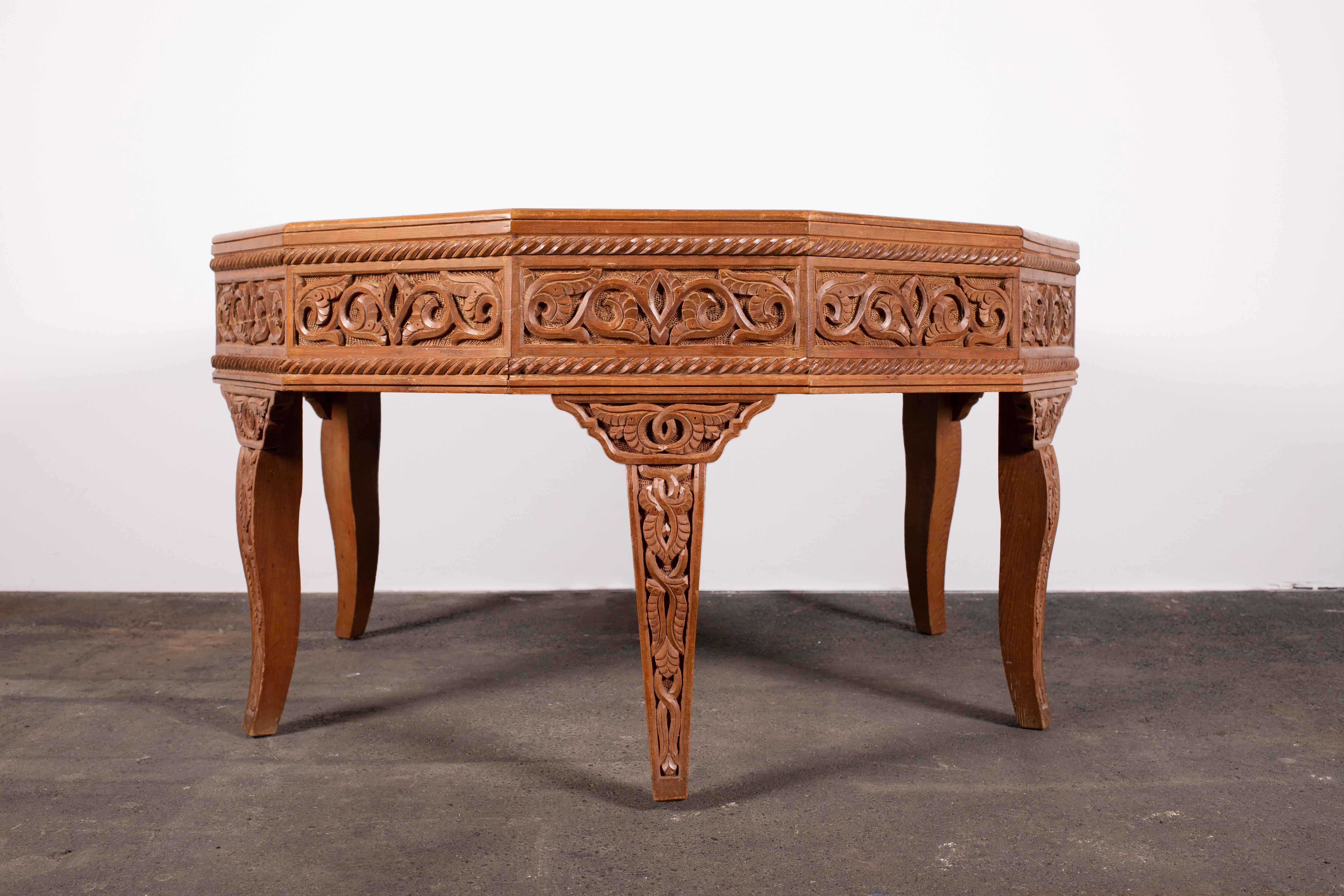 Antiker marokkanischer Mitteltisch, handgeschnitzt aus Atlas-Zedernholz (Maurisch) im Angebot