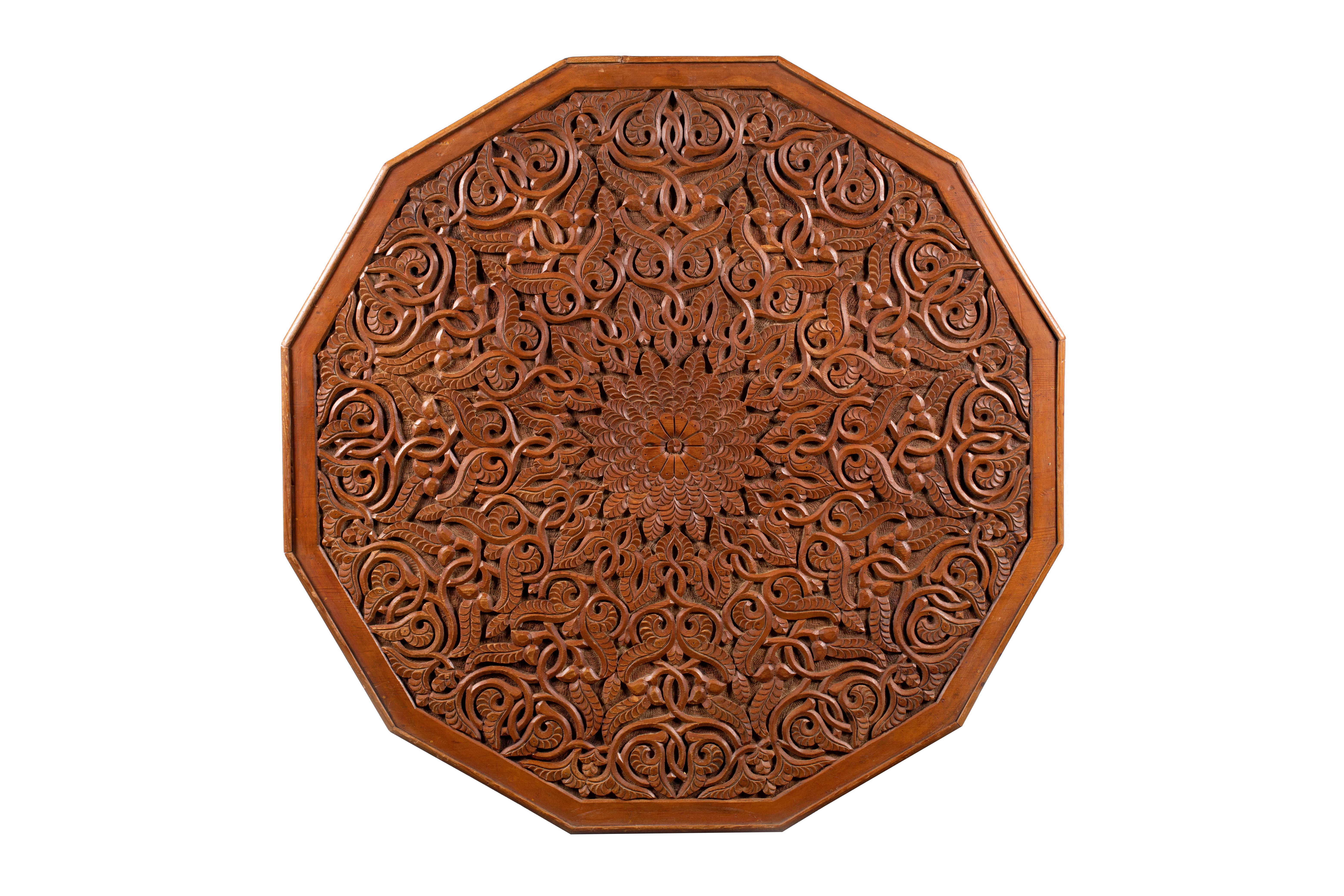 Antiker marokkanischer Mitteltisch, handgeschnitzt aus Atlas-Zedernholz (Marokkanisch) im Angebot