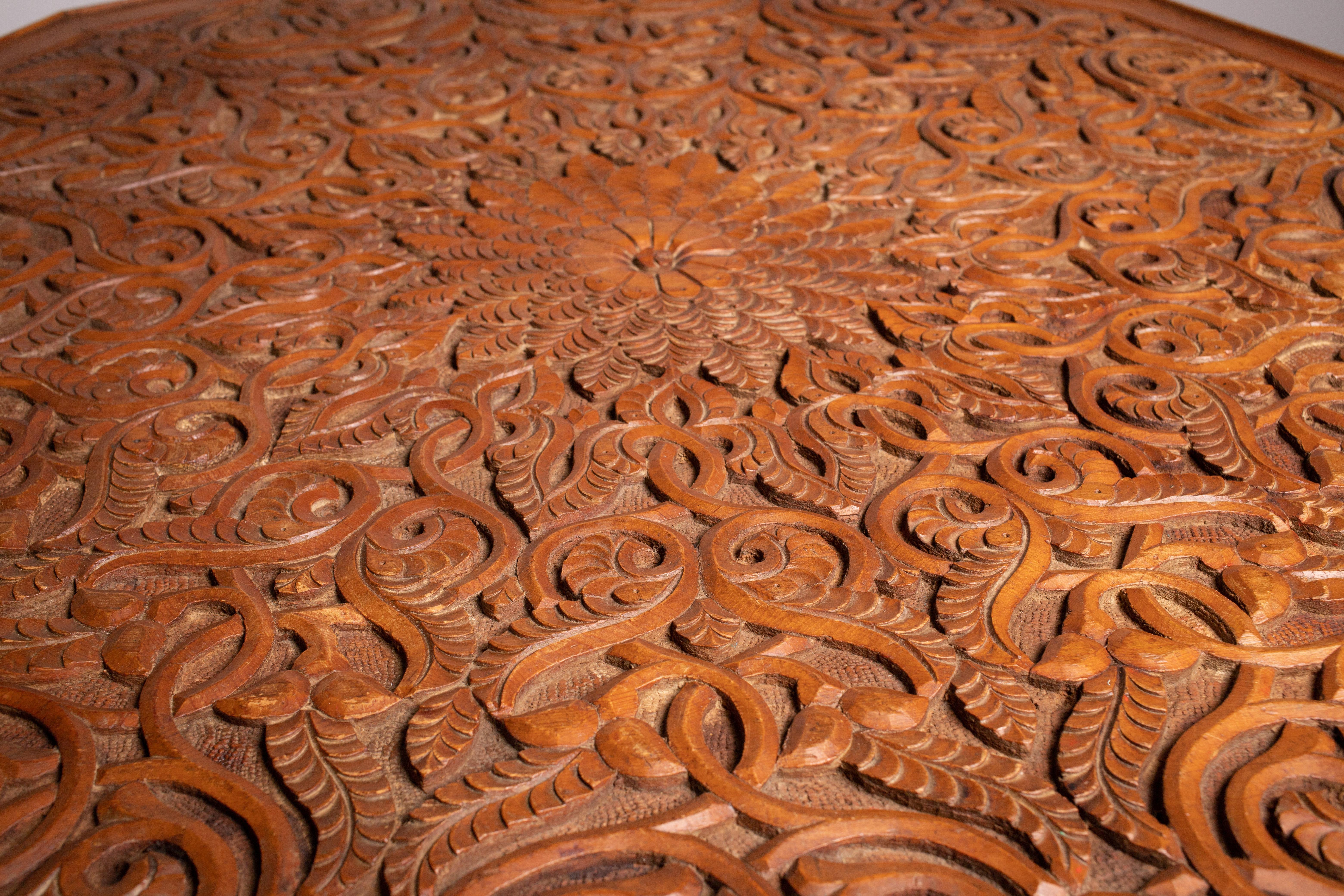 Antiker marokkanischer Mitteltisch, handgeschnitzt aus Atlas-Zedernholz im Angebot 3