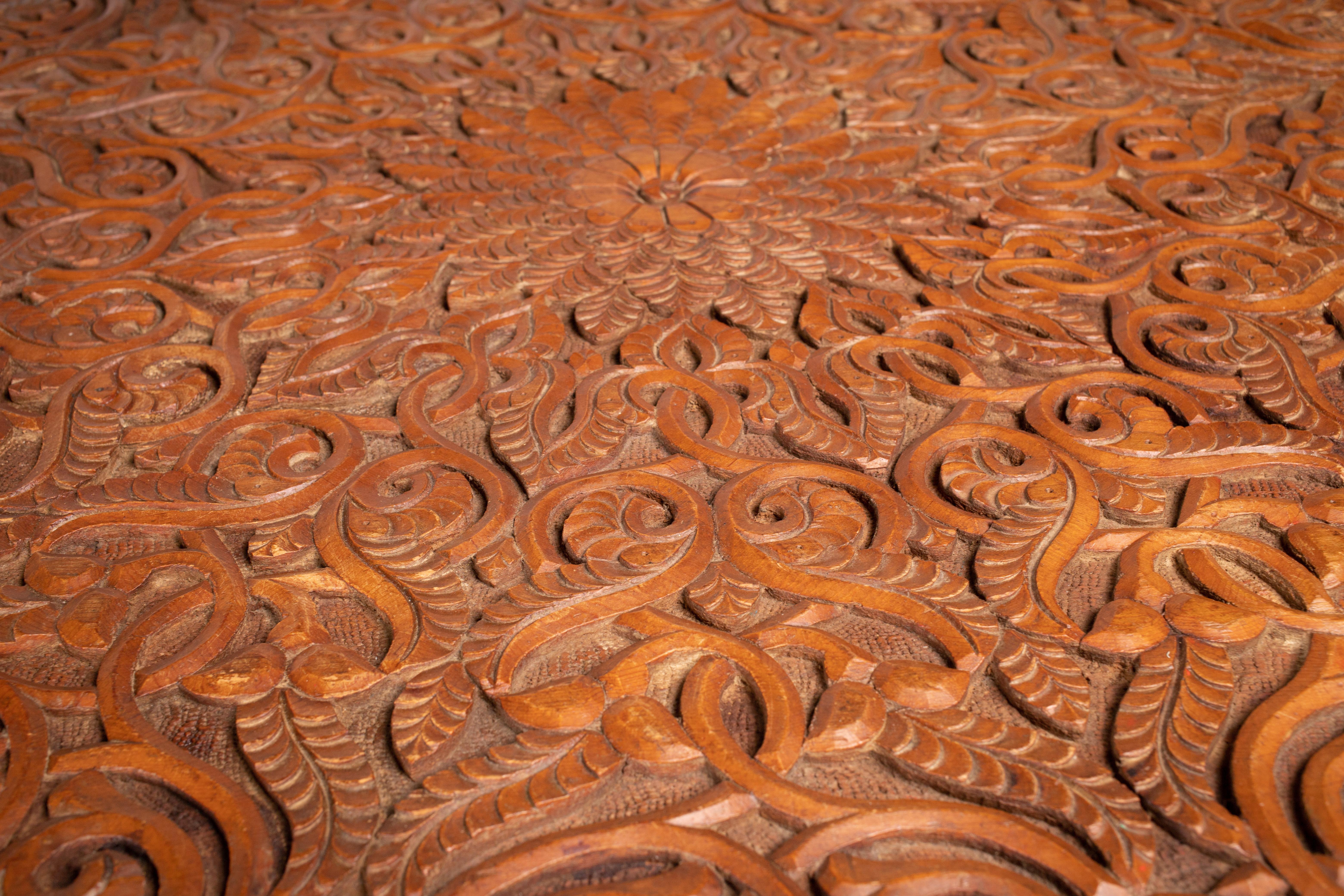 Antiker marokkanischer Mitteltisch, handgeschnitzt aus Atlas-Zedernholz (Holz) im Angebot