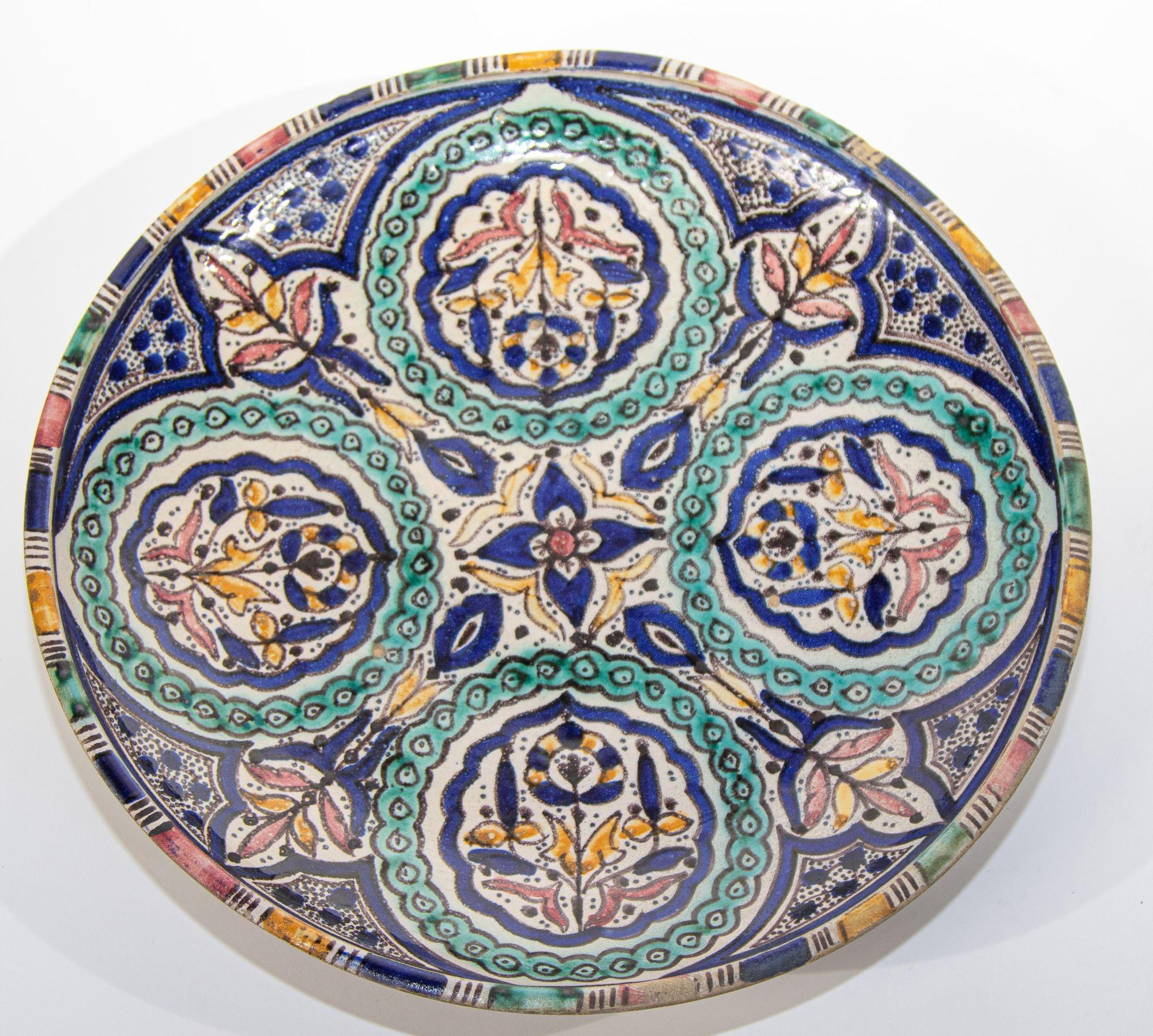 Antike handbemalte und handgefertigte marokkanische Keramikschale oder dekorativer Wandteller,
Große marokkanische Keramikschüssel, die in Fes von Kunsthandwerkern hergestellt wird. Handbemalter Teller aus maurischer Keramik aus Fes,