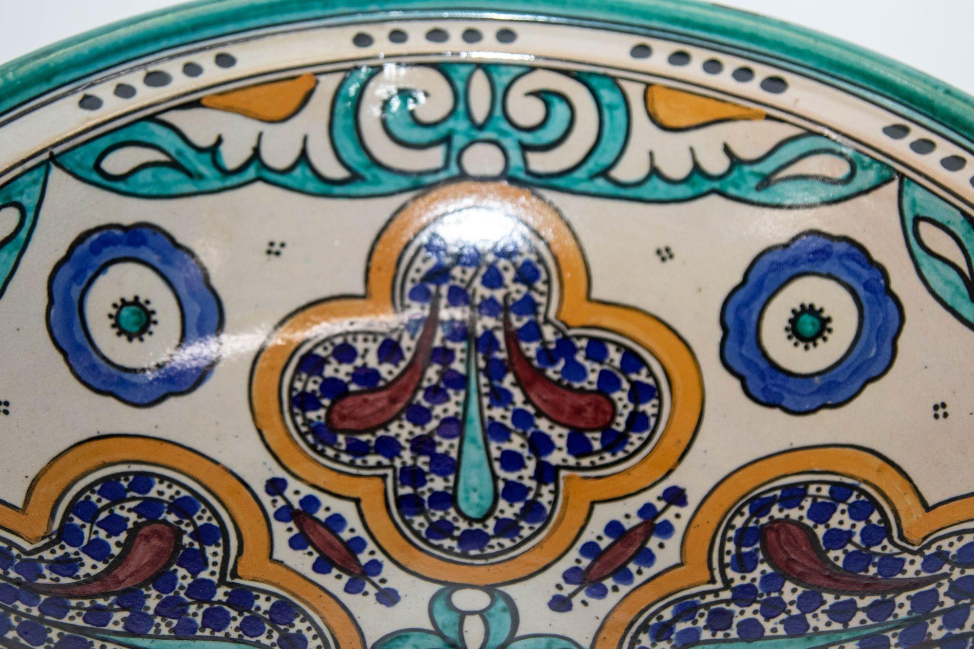 Antiguo Cuenco de Cerámica Marroquí Pintado a Mano y Hecho a Mano o Plato Decorativo de Arte Mural,
Gran cuenco de cerámica marroquí hecho a mano en Fez por artesanos.
Plato de cerámica morisca pintado a mano procedente de Fez, Marruecos.
Pintado a