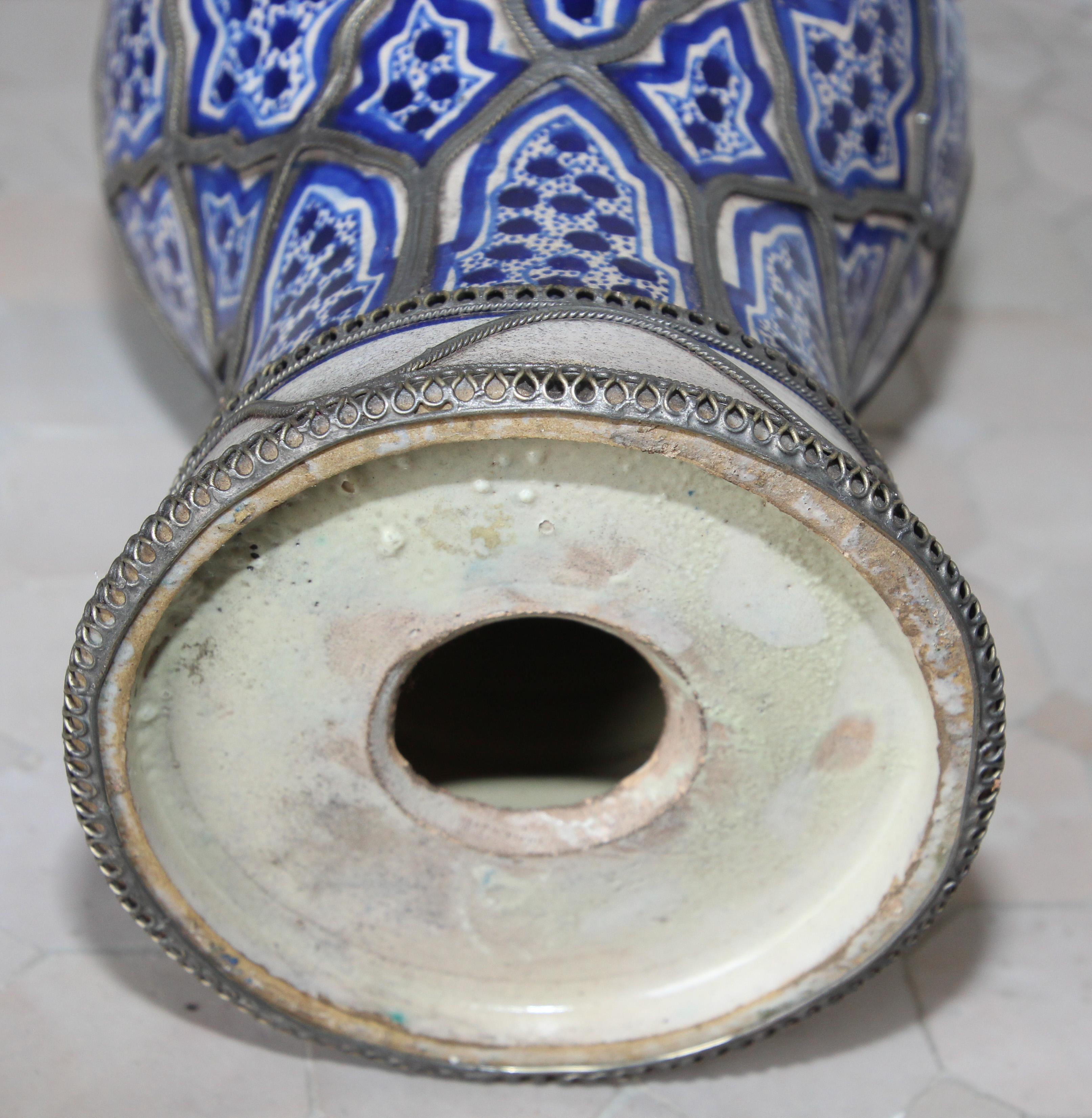 Bougeoir marocain ancien de Fez en céramique filigrane argenté en vente 2