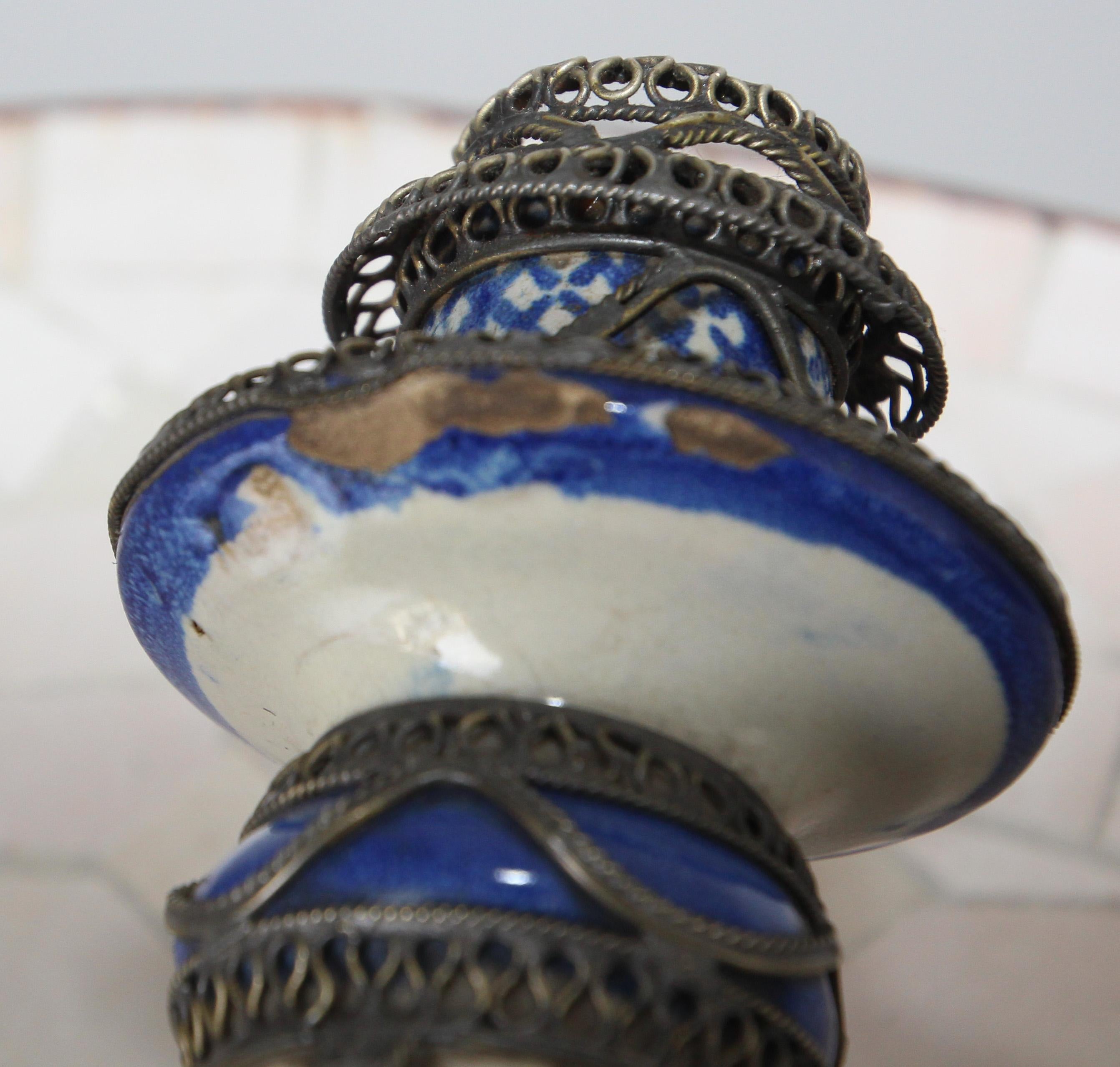 Bougeoir marocain ancien de Fez en céramique filigrane argenté en vente 3