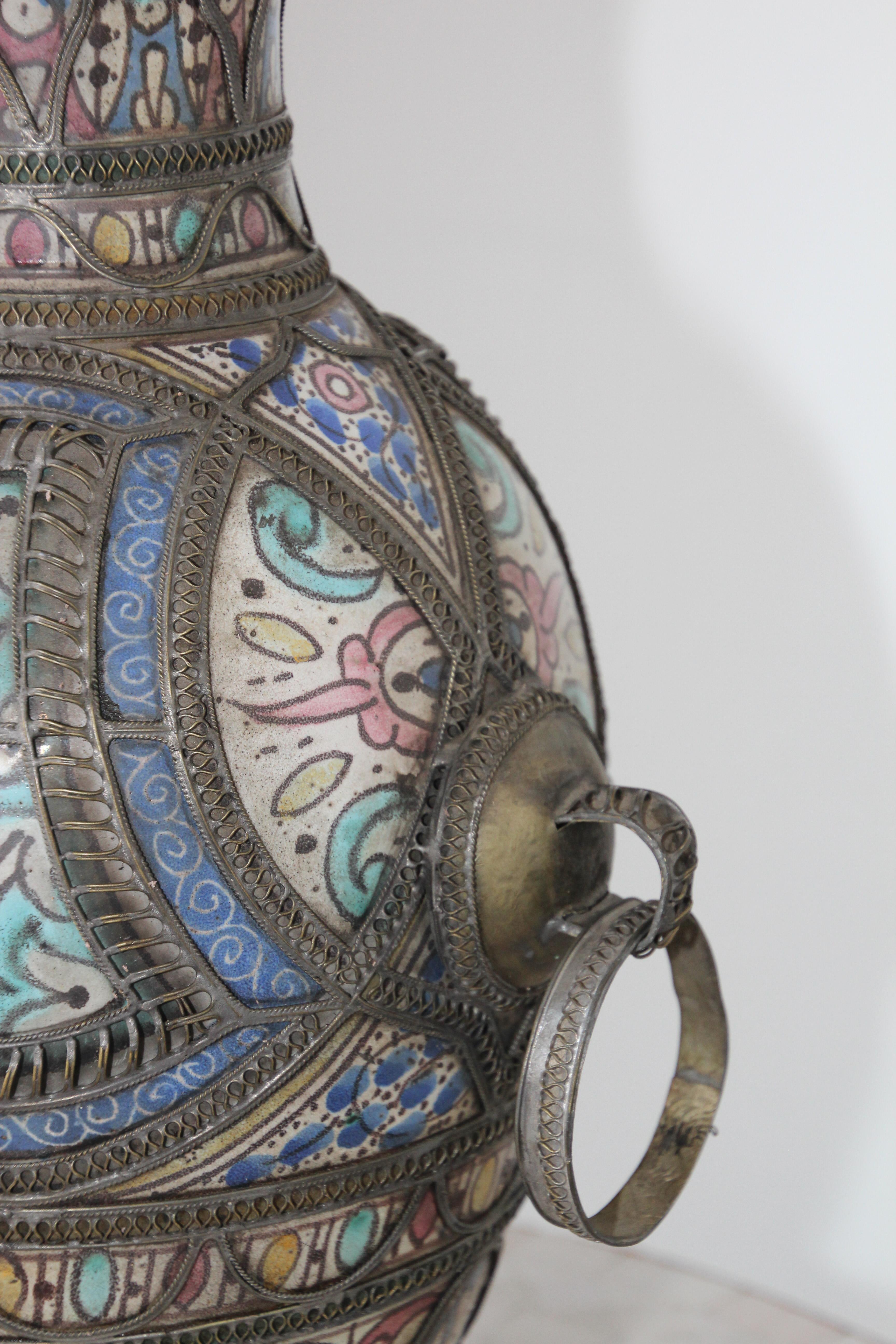 XIXe siècle Vase marocain ancien à pieds en céramique de Fez avec filigrane argenté en vente