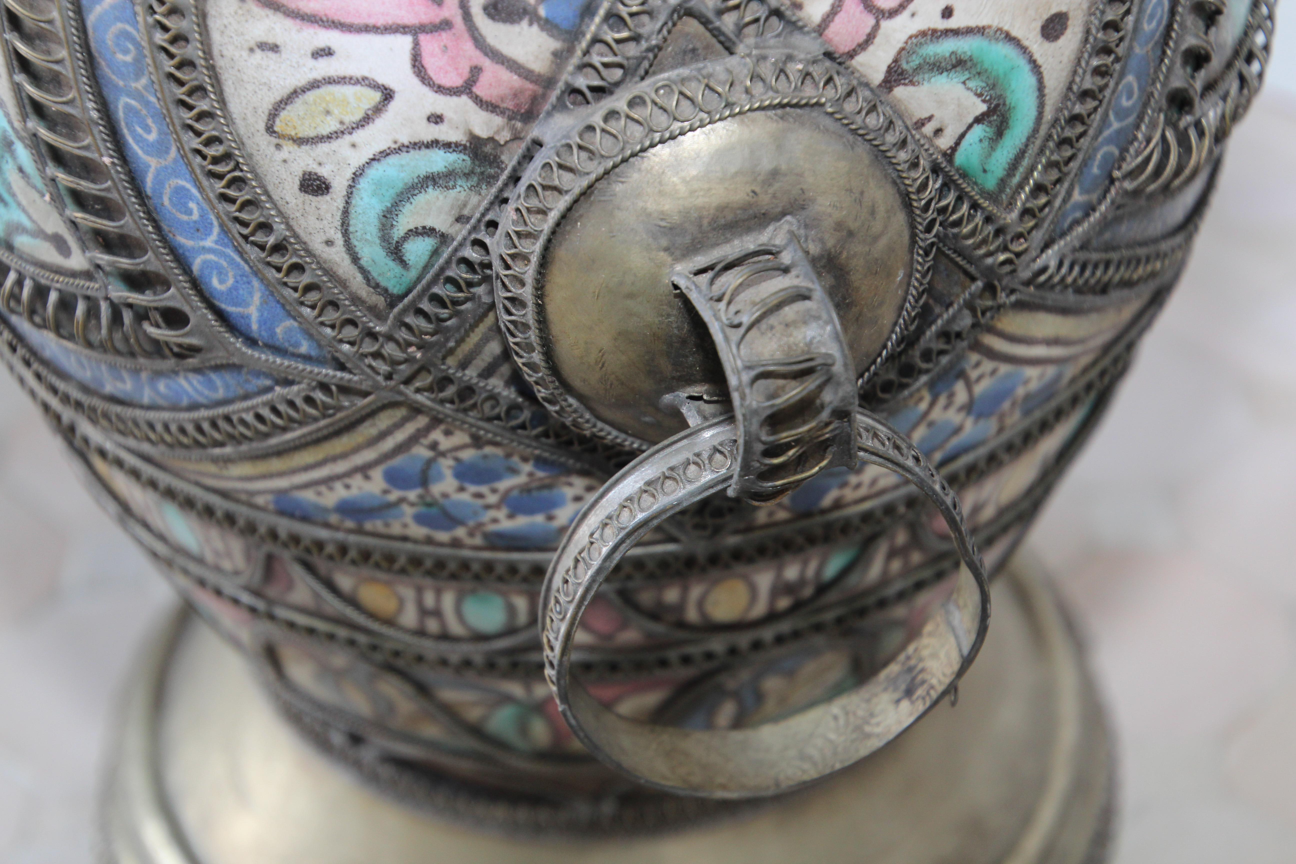 Antike marokkanische Keramikvase mit Fuß aus Fez mit filigranem Silber im Angebot 5