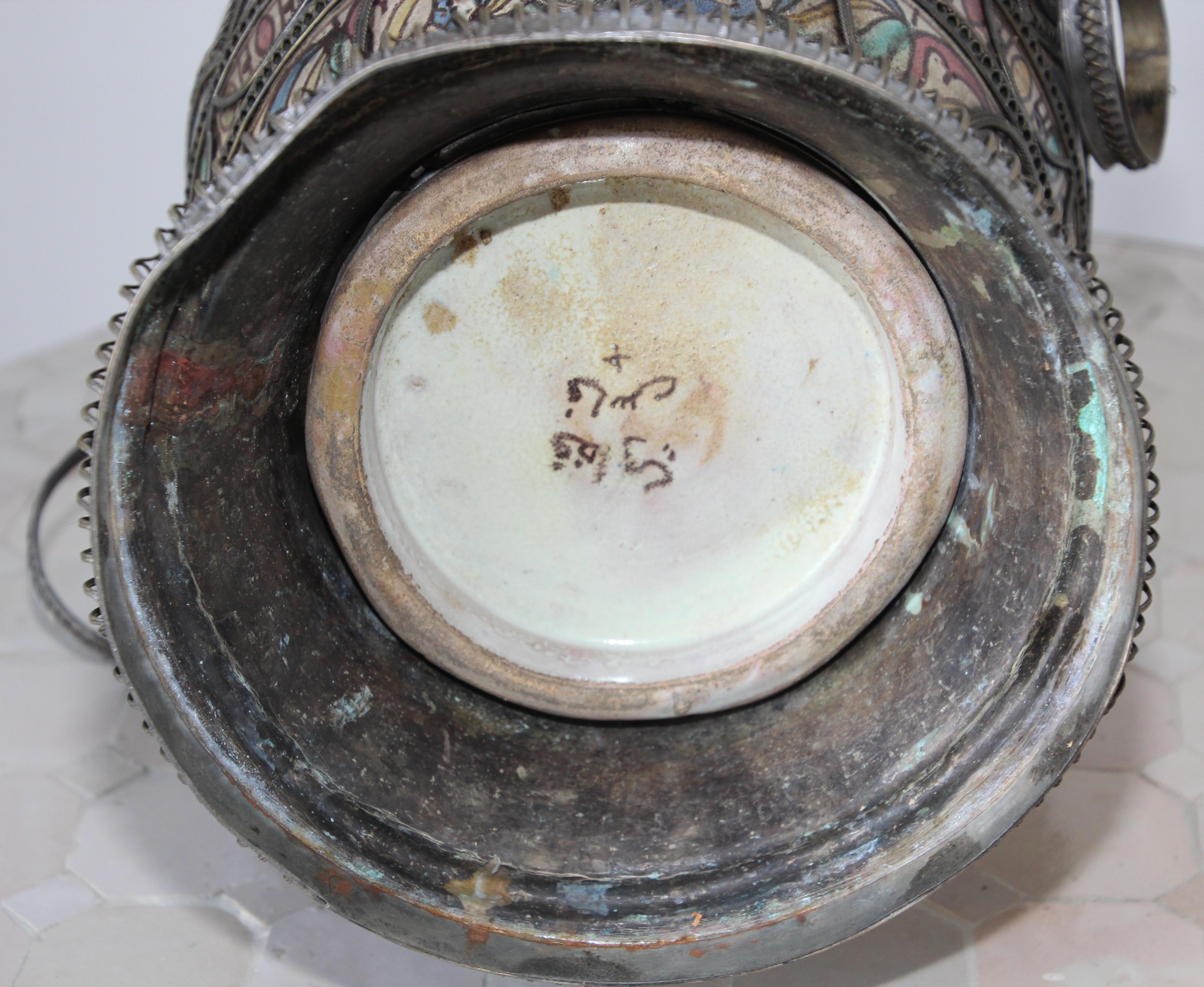 Antike marokkanische Keramikvase mit Fuß aus Fez mit filigranem Silber im Angebot 9