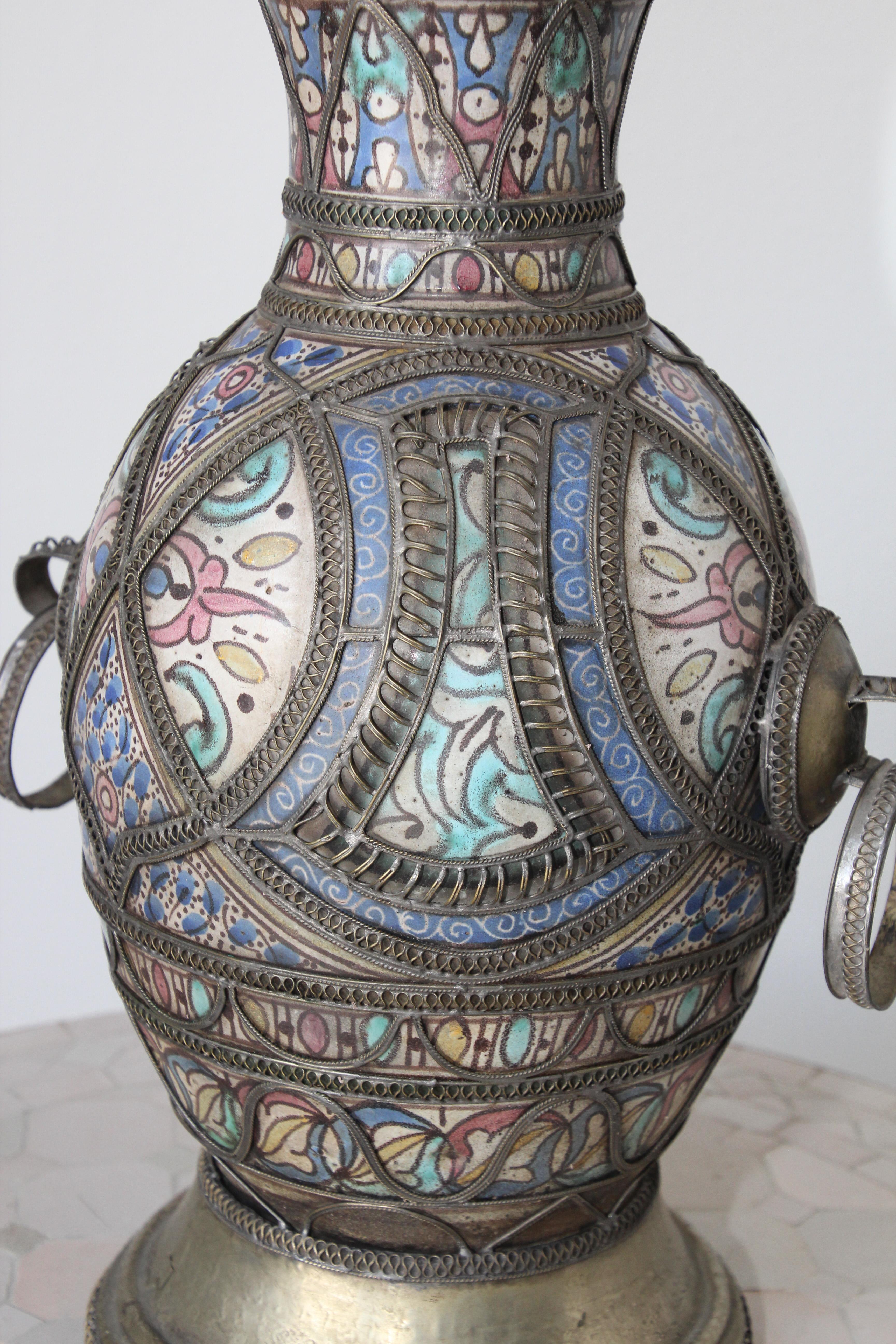 Antiguo jarrón marroquí de cerámica con pie de Fez y filigrana de plata en venta 10