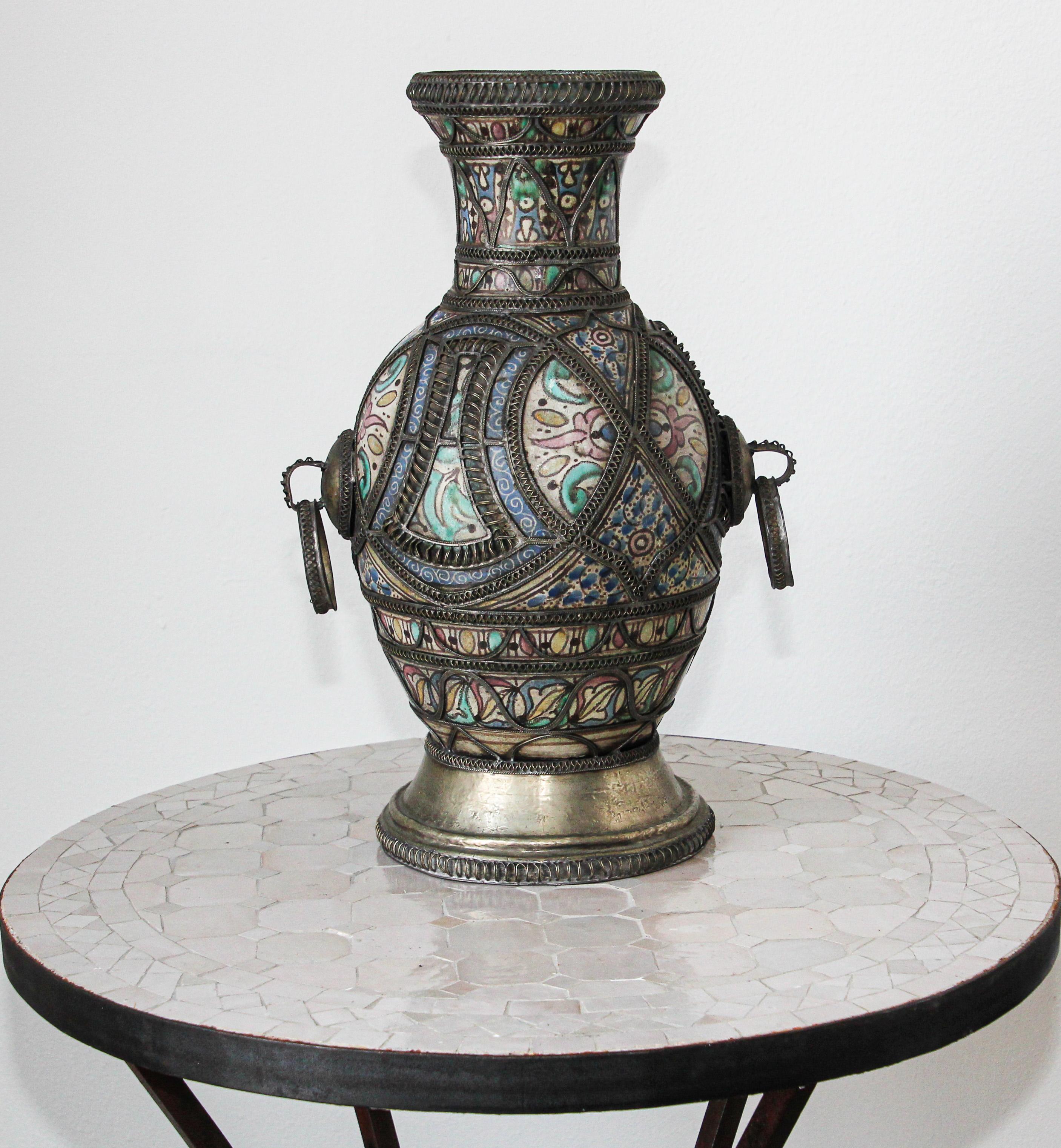 Antike marokkanische Keramikvase mit Fuß aus Fez mit filigranem Silber (Marokkanisch) im Angebot
