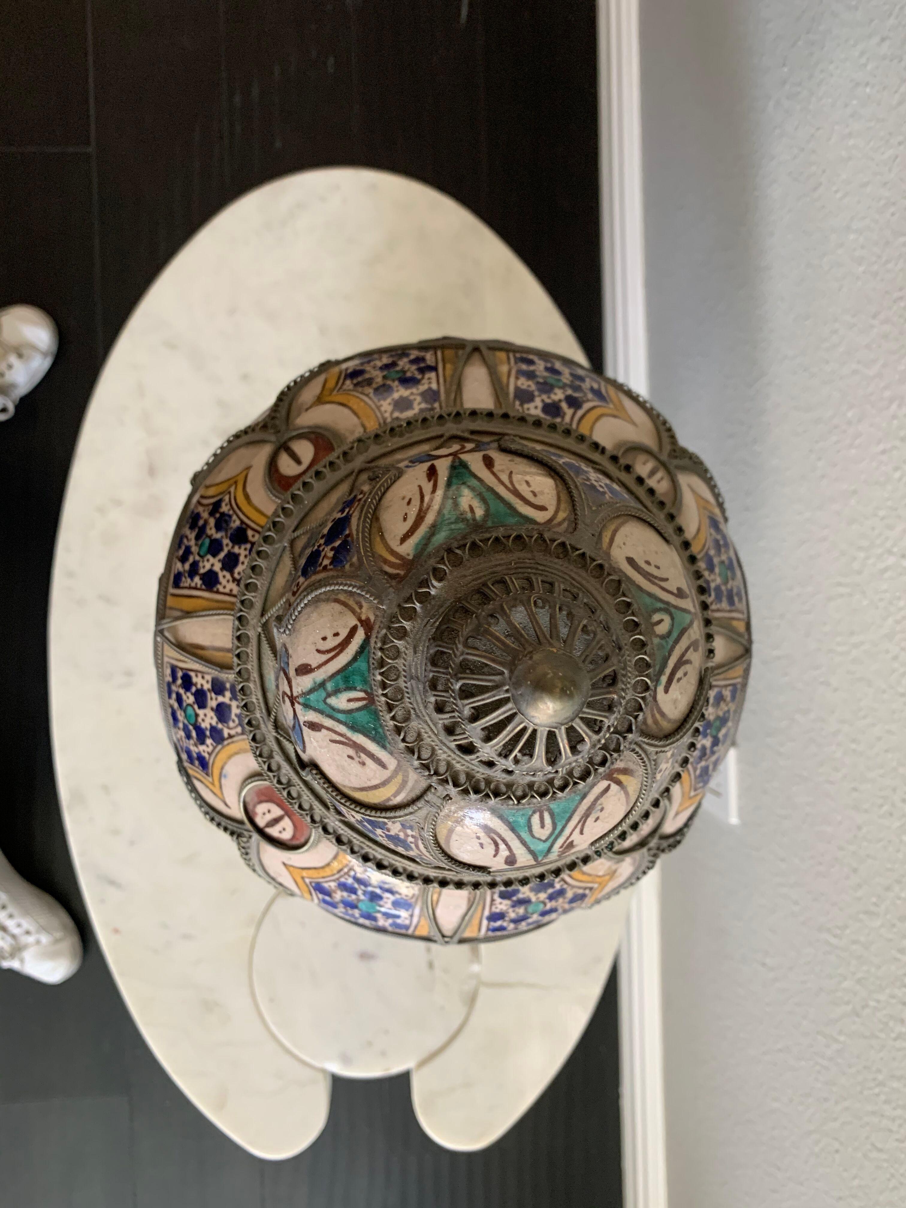 Antike marokkanische Keramikvase mit Deckel aus Fez mit filigranem Silber Filigran (Marokkanisch) im Angebot