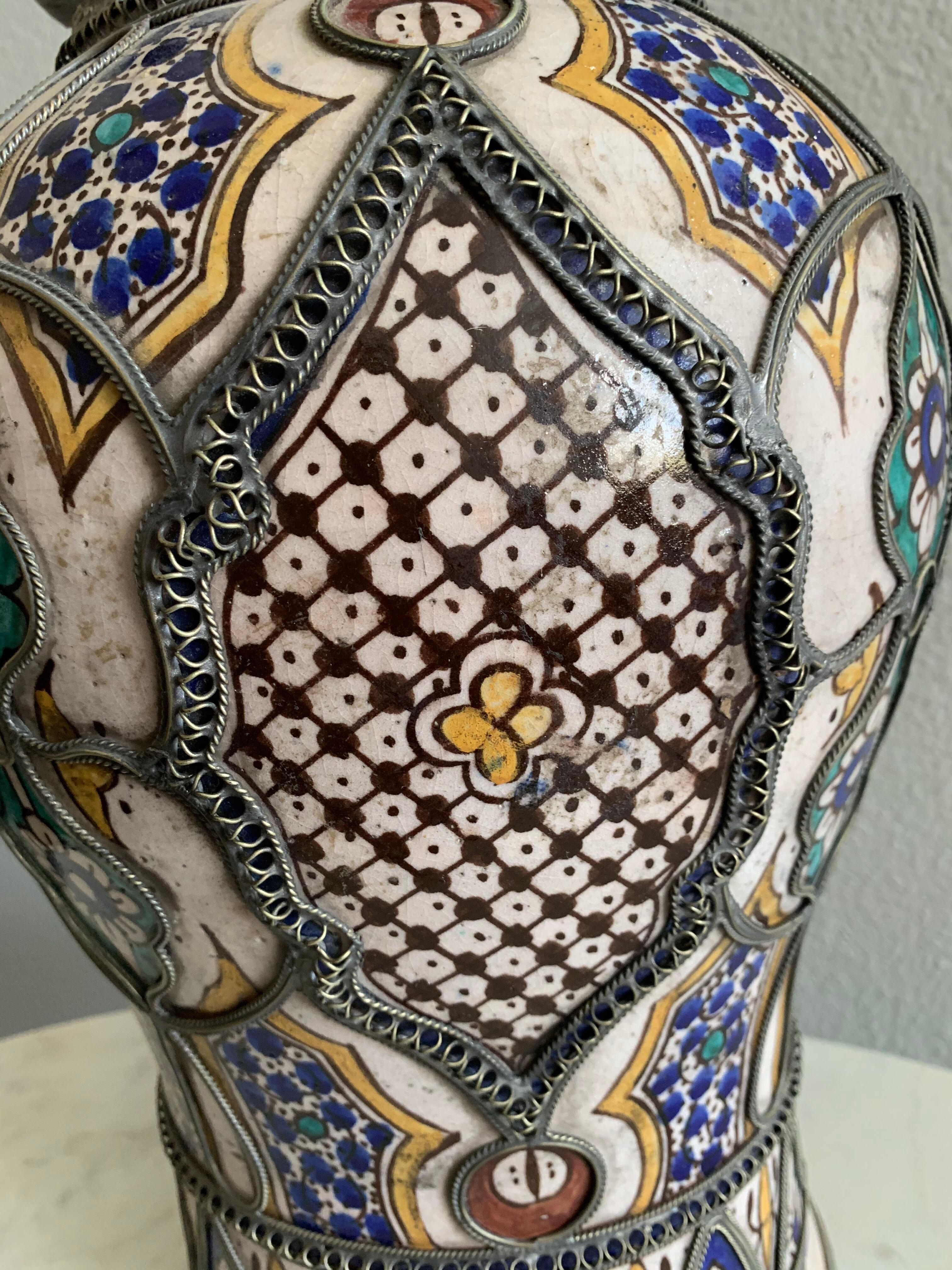 Antike marokkanische Keramikvase mit Deckel aus Fez mit filigranem Silber Filigran im Zustand „Relativ gut“ im Angebot in Culver City, CA
