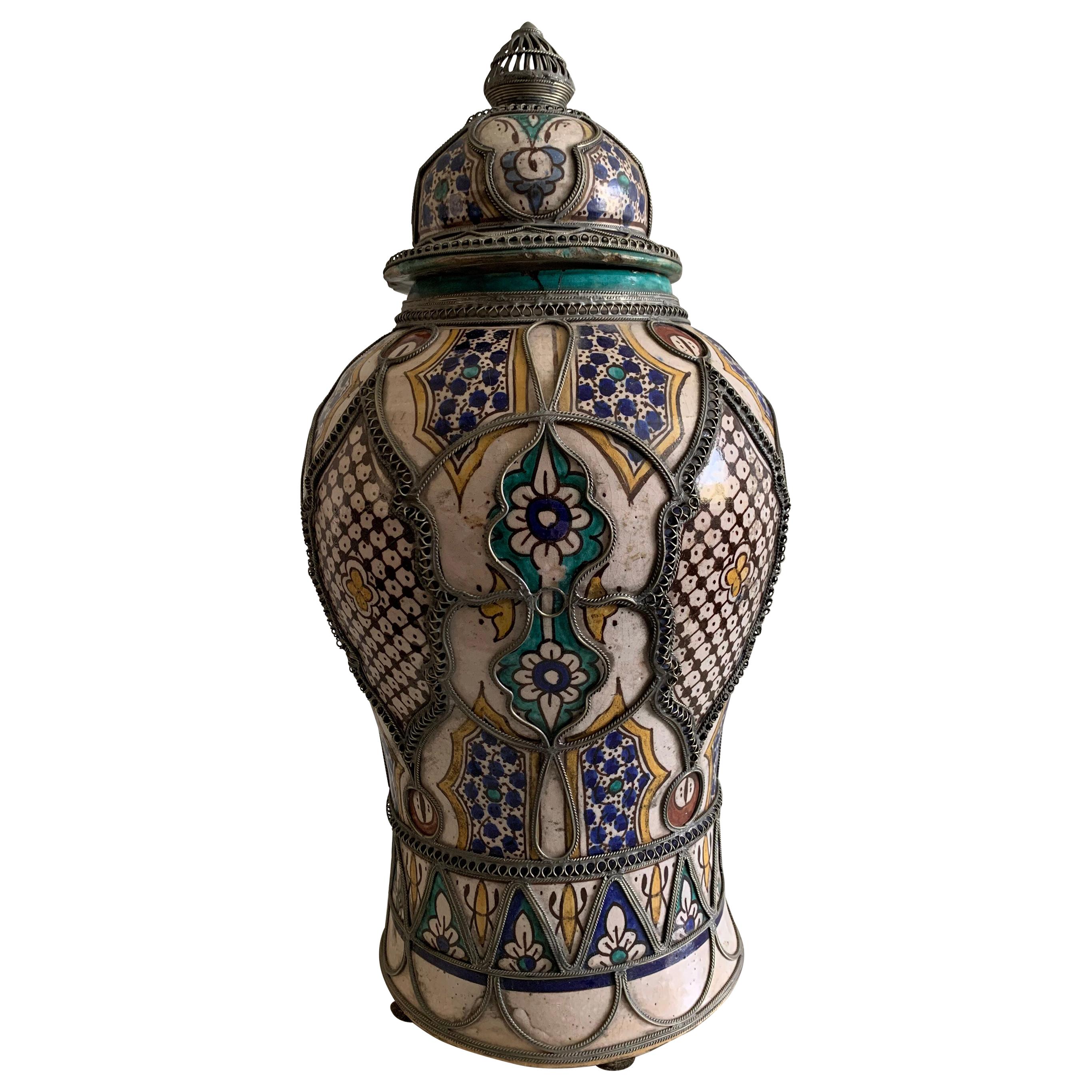 Vase marocain ancien à couvercle en céramique de Fez avec filigrane argenté