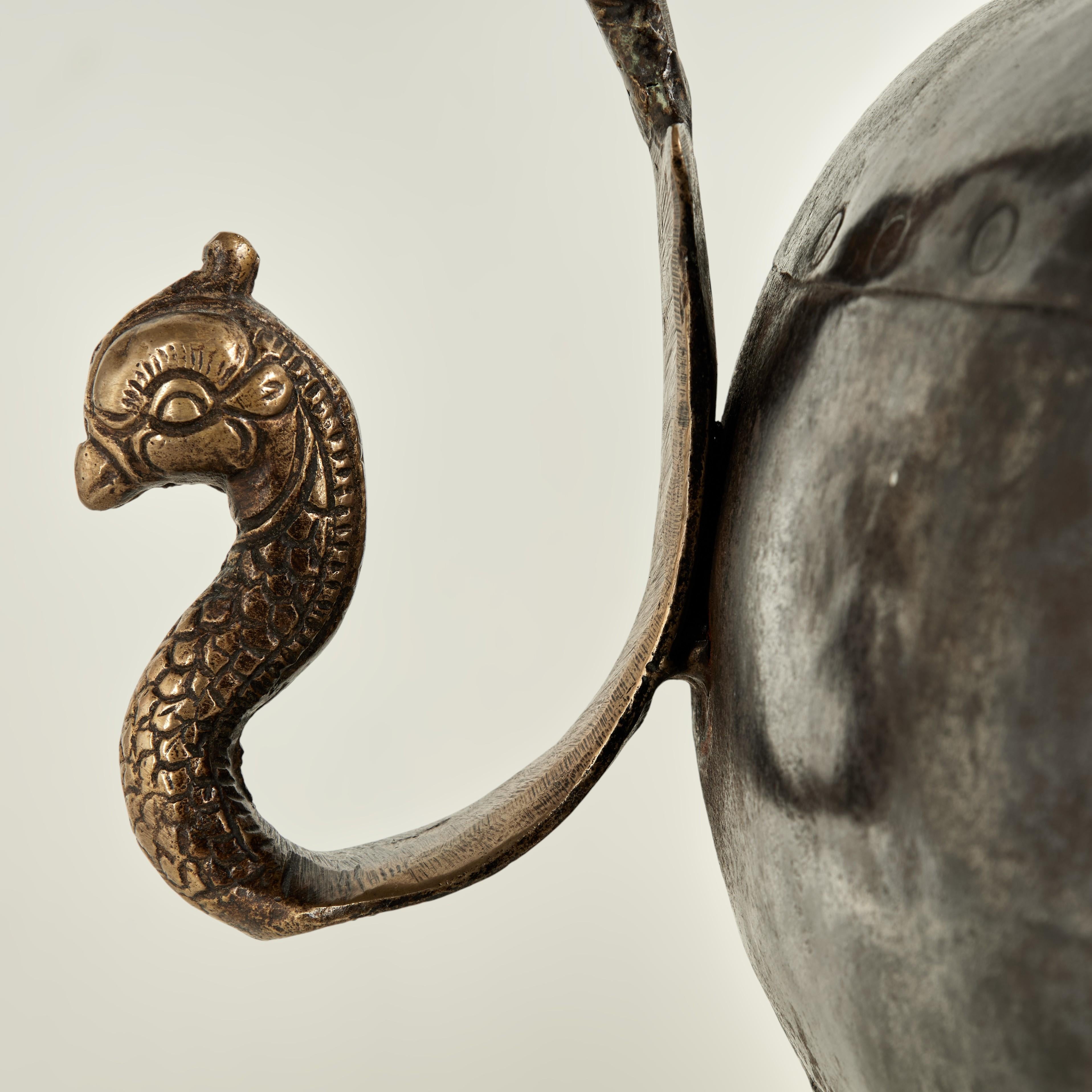 Antico vaso o urna marocchina con coperchio in rame e bronzo con serpenti in vendita 2