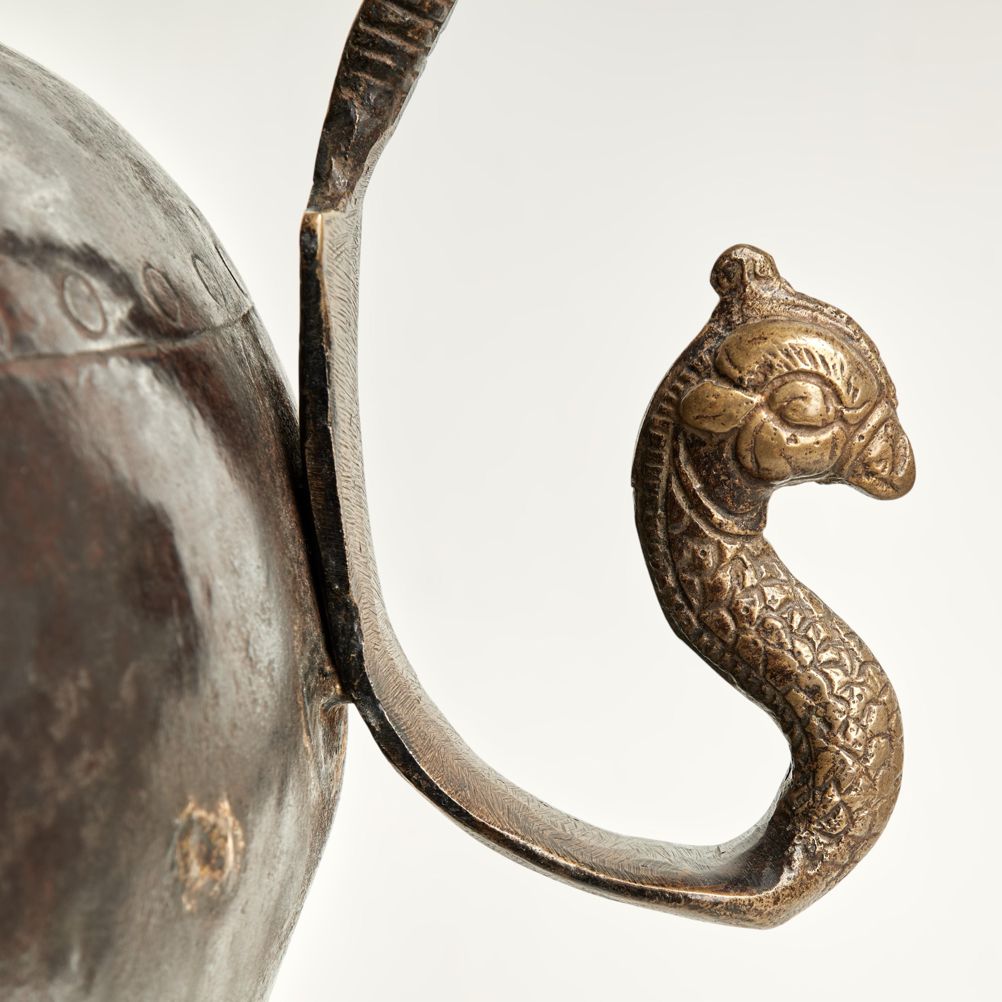 Antico vaso o urna marocchina con coperchio in rame e bronzo con serpenti in vendita 3