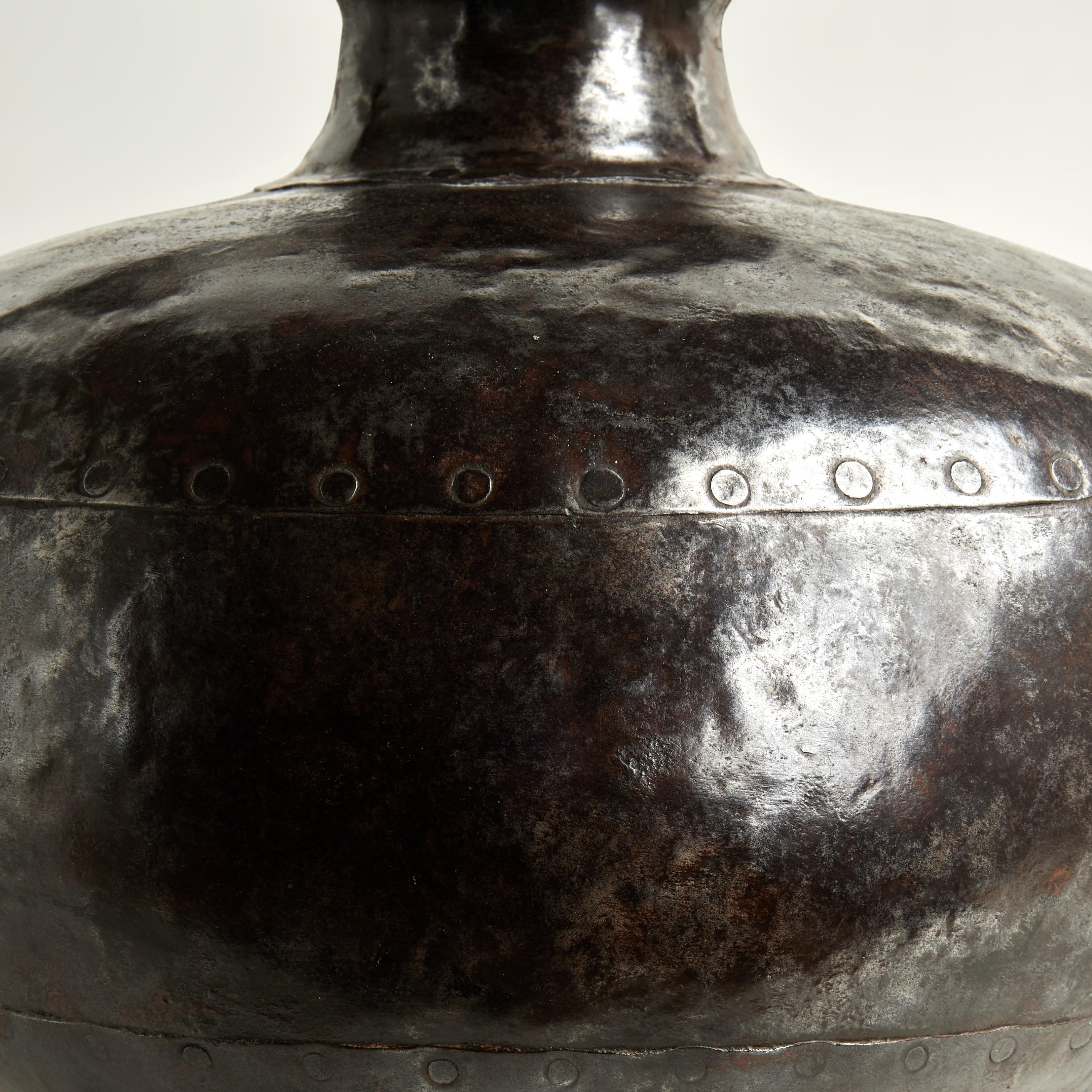 Antico vaso o urna marocchina con coperchio in rame e bronzo con serpenti in vendita 4