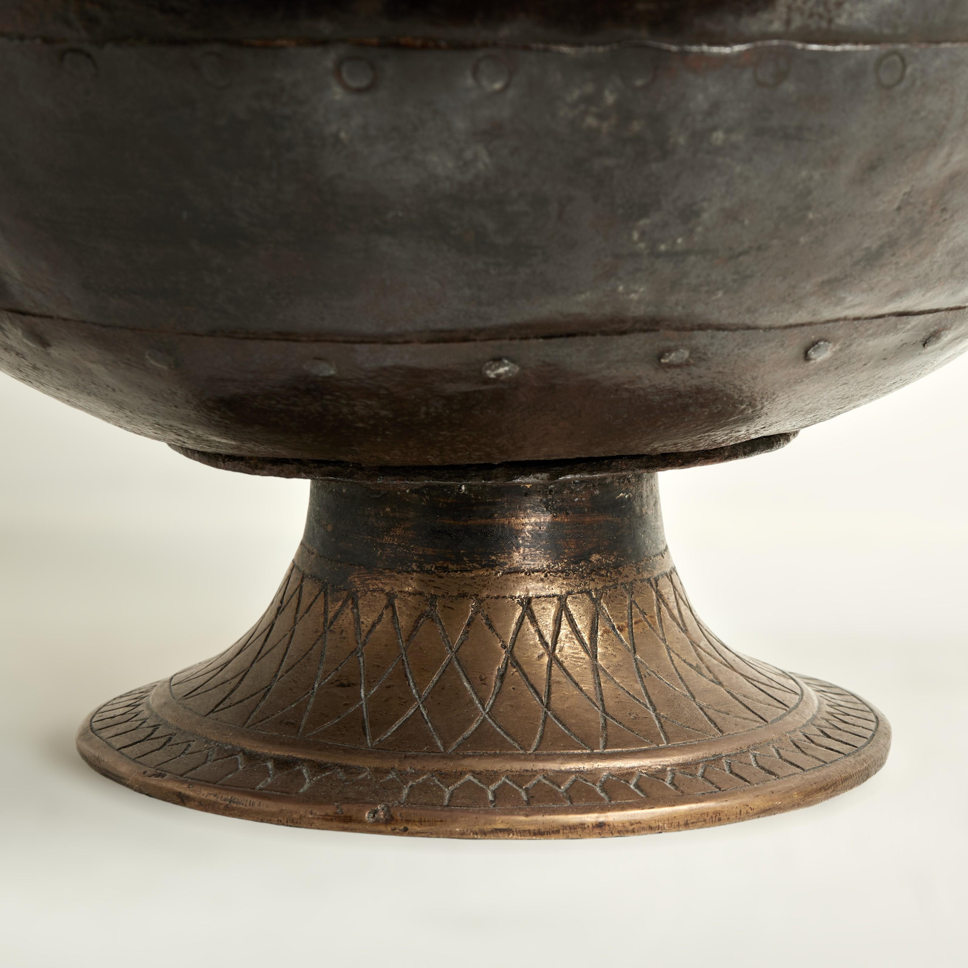 Antico vaso o urna marocchina con coperchio in rame e bronzo con serpenti in vendita 5