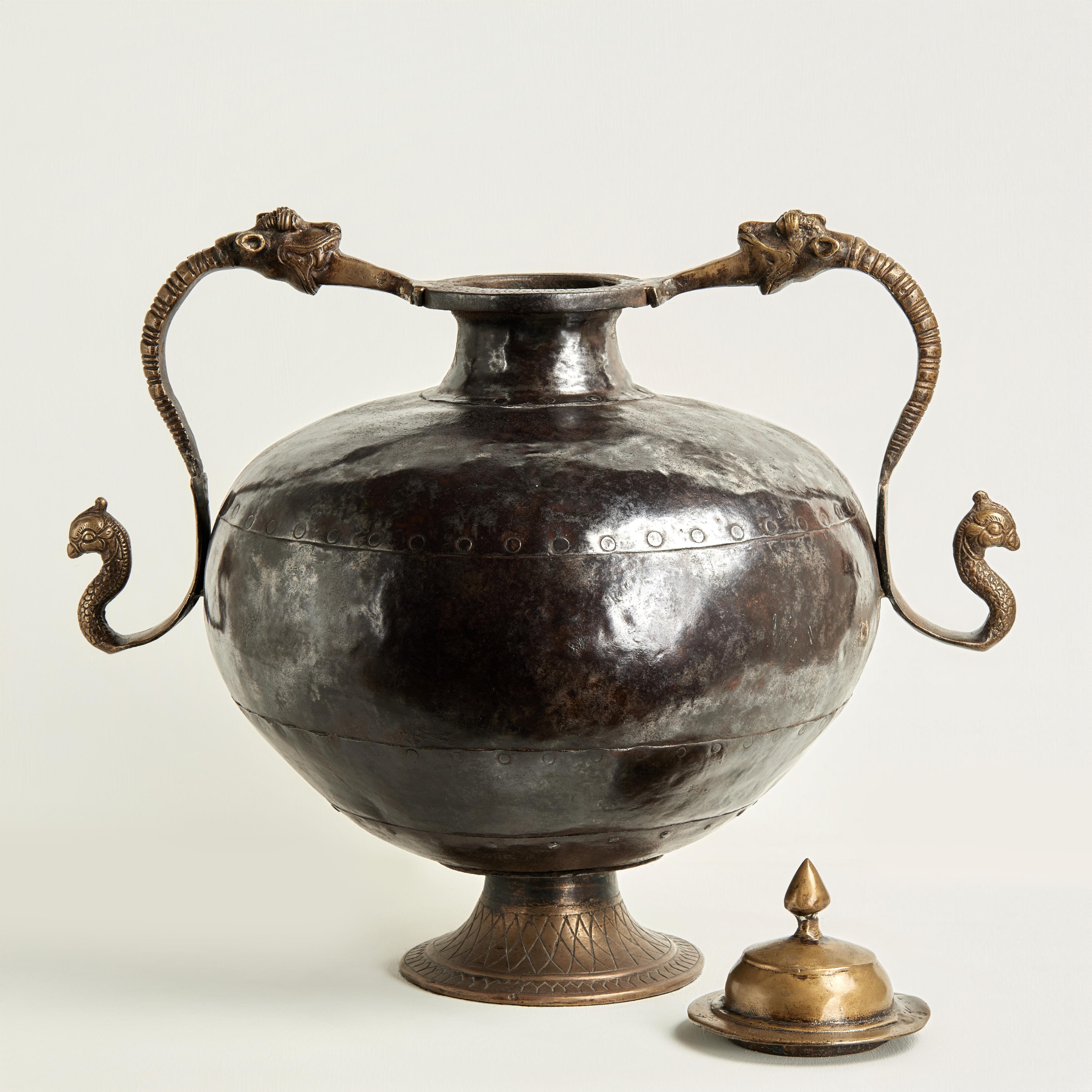 Antico vaso o urna marocchina con coperchio in rame e bronzo con serpenti in vendita 6