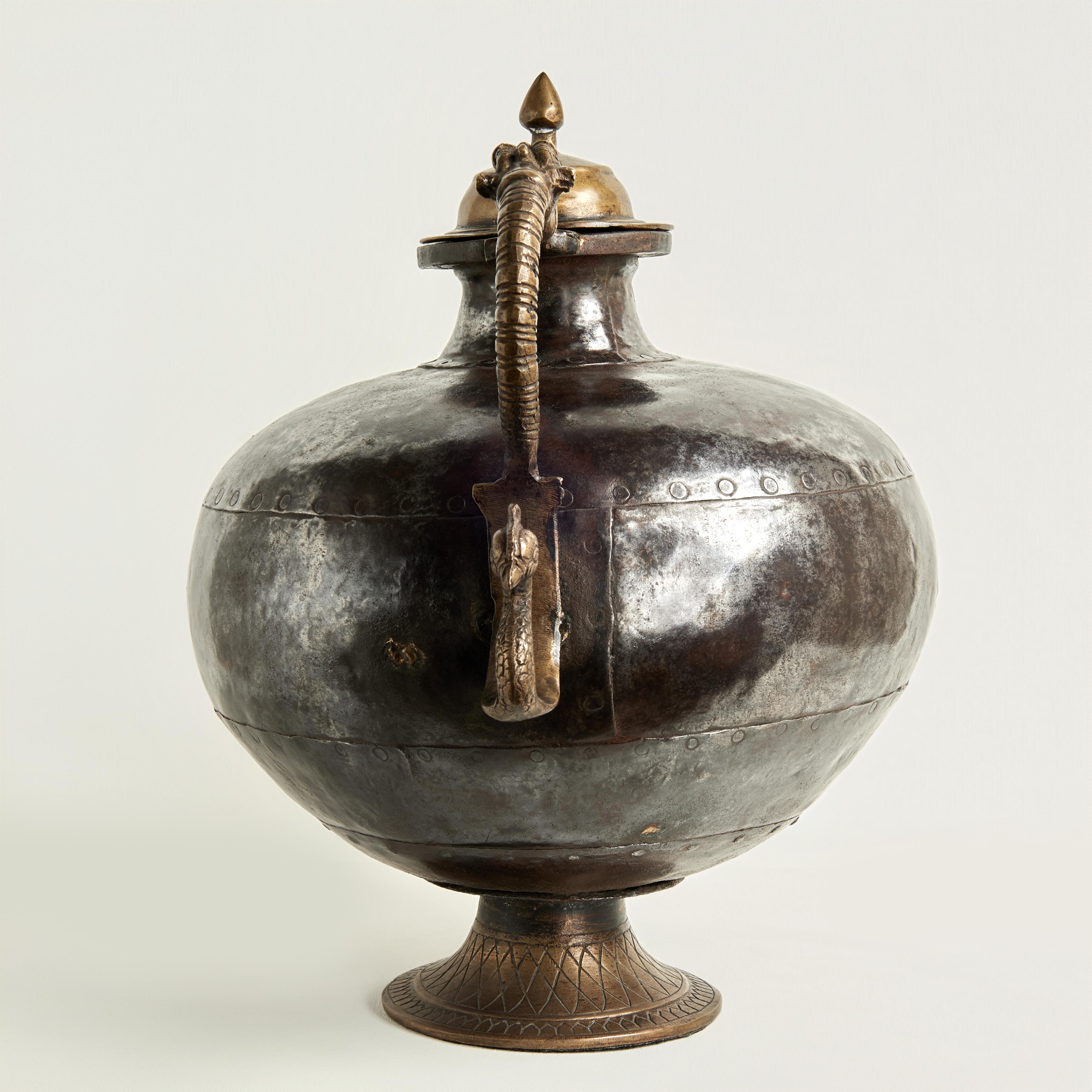 Moresco Antico vaso o urna marocchina con coperchio in rame e bronzo con serpenti in vendita