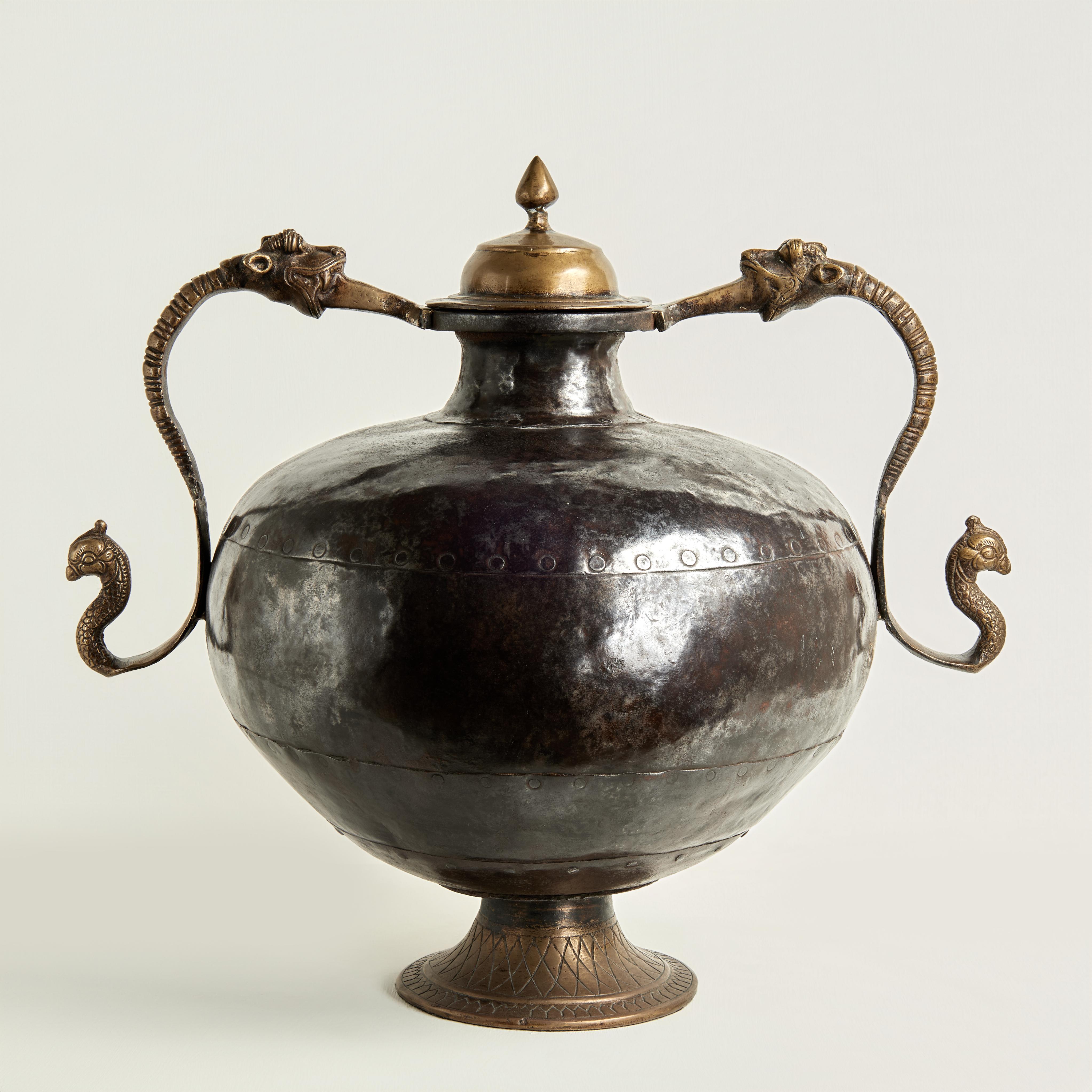 Marocchino Antico vaso o urna marocchina con coperchio in rame e bronzo con serpenti in vendita