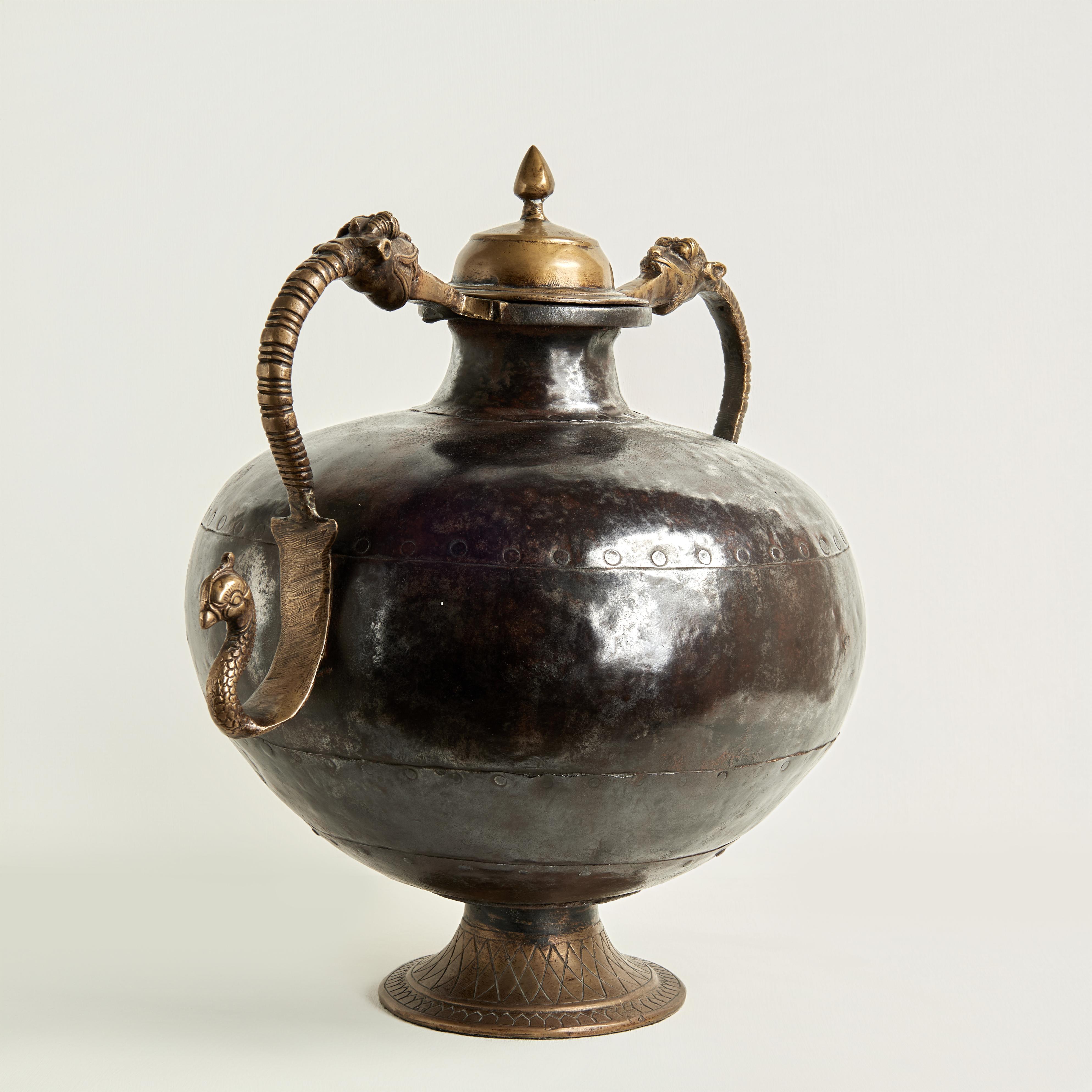 Calco Antico vaso o urna marocchina con coperchio in rame e bronzo con serpenti in vendita