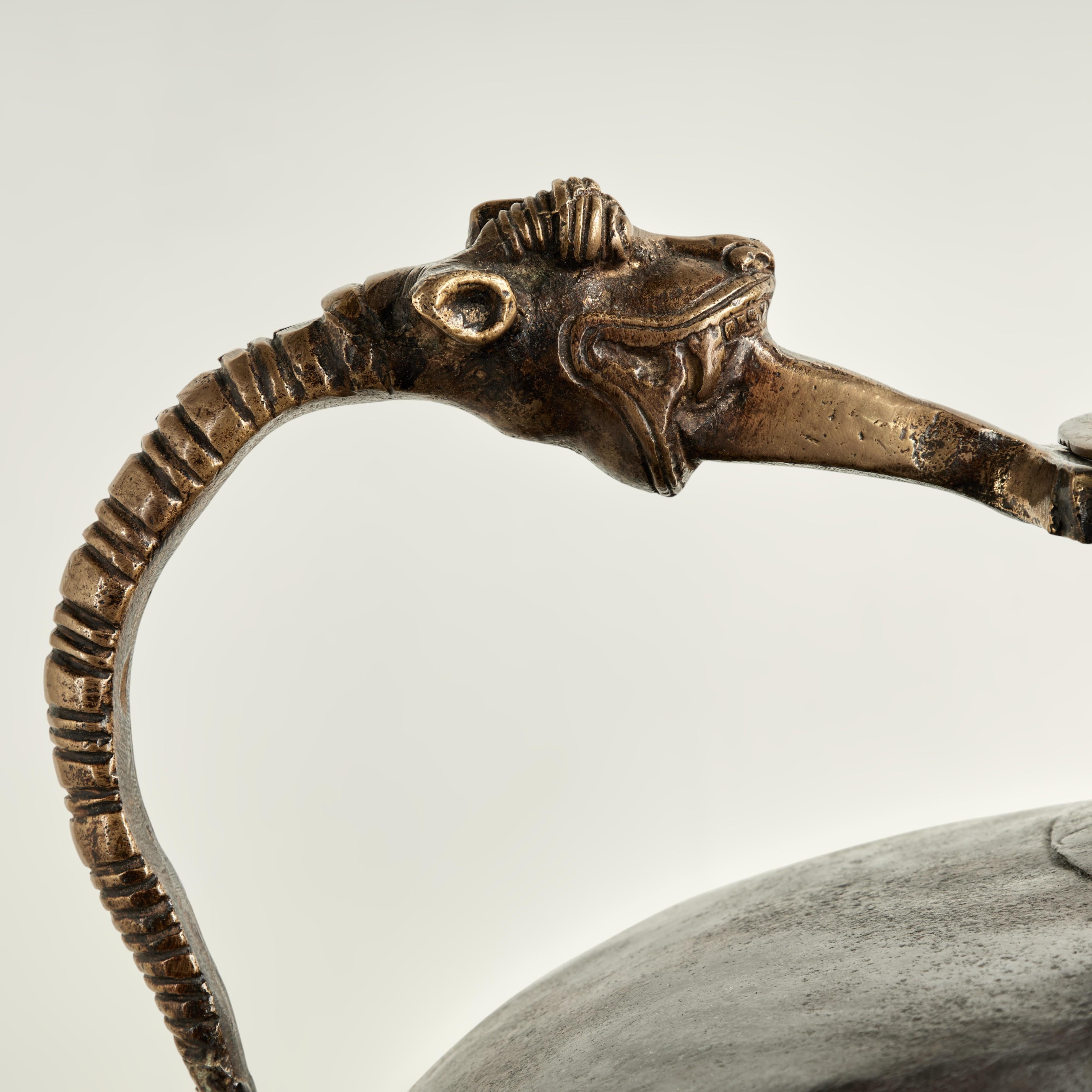 Antico vaso o urna marocchina con coperchio in rame e bronzo con serpenti In condizioni buone in vendita a Palm Beach, FL