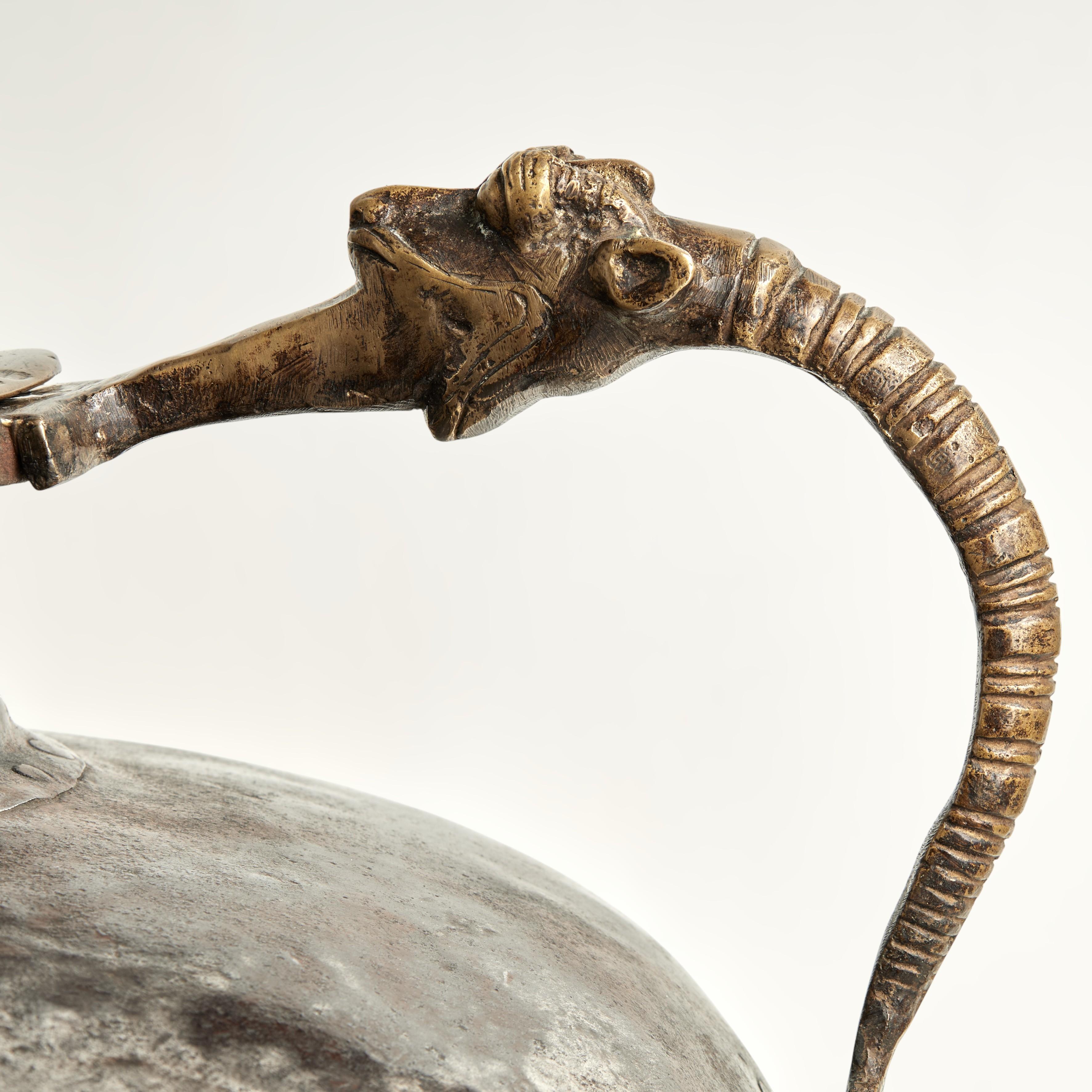 XX secolo Antico vaso o urna marocchina con coperchio in rame e bronzo con serpenti in vendita