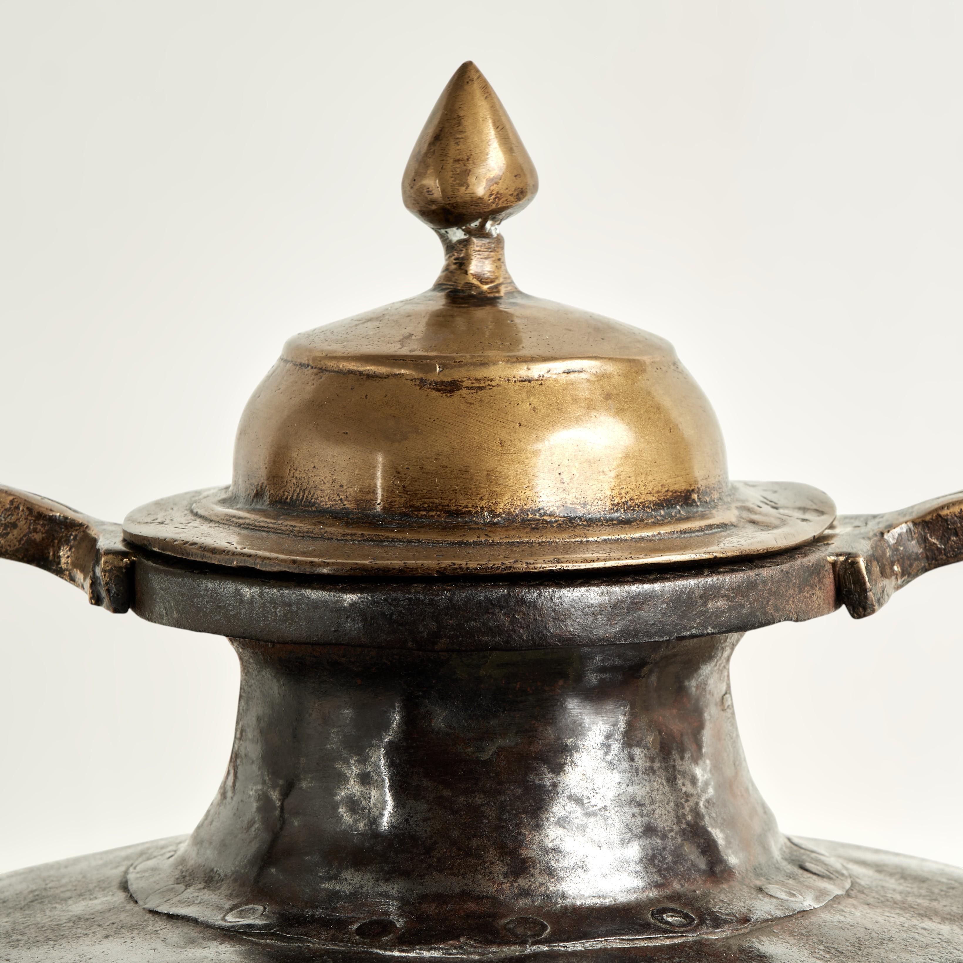 Antico vaso o urna marocchina con coperchio in rame e bronzo con serpenti in vendita 1