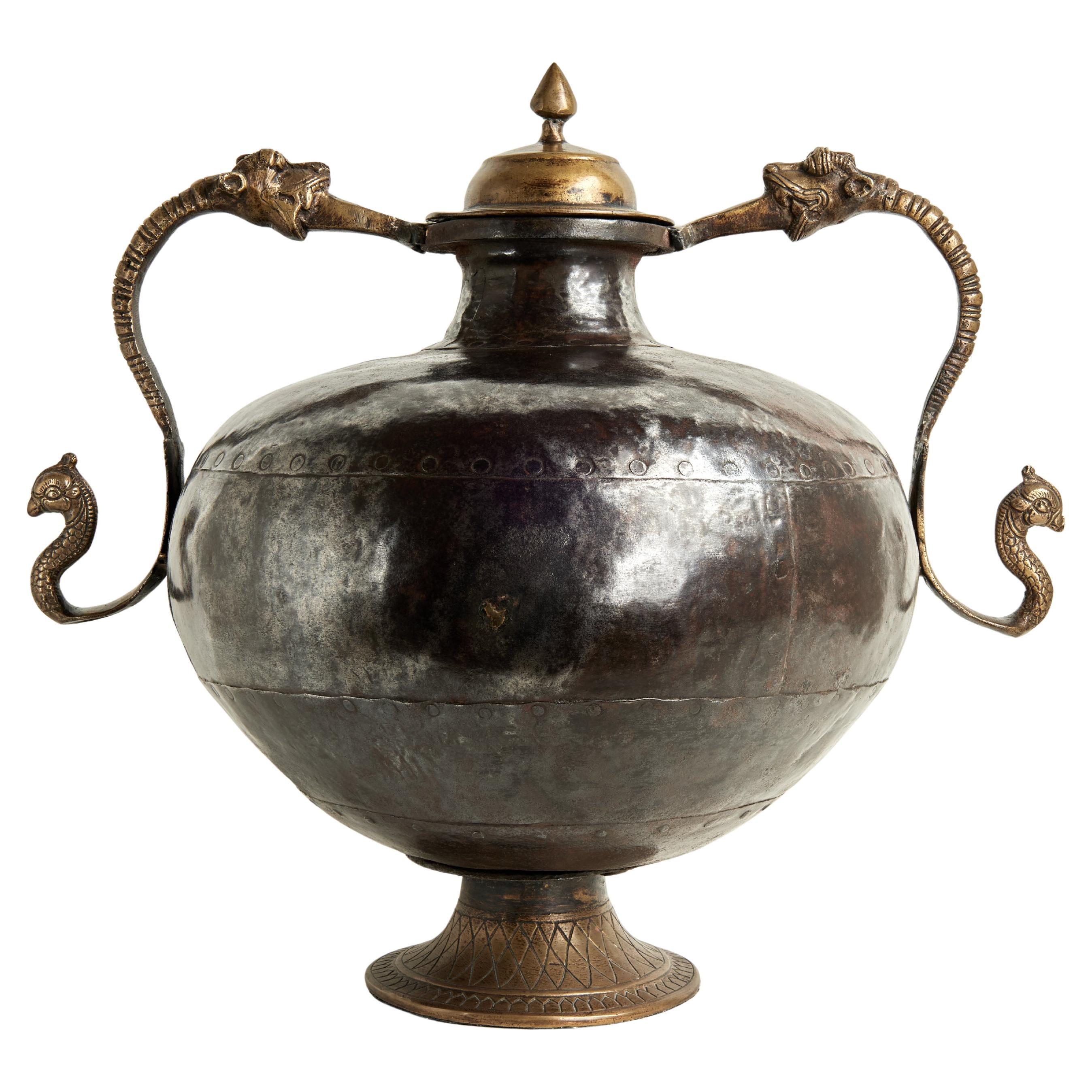 Antico vaso o urna marocchina con coperchio in rame e bronzo con serpenti in vendita