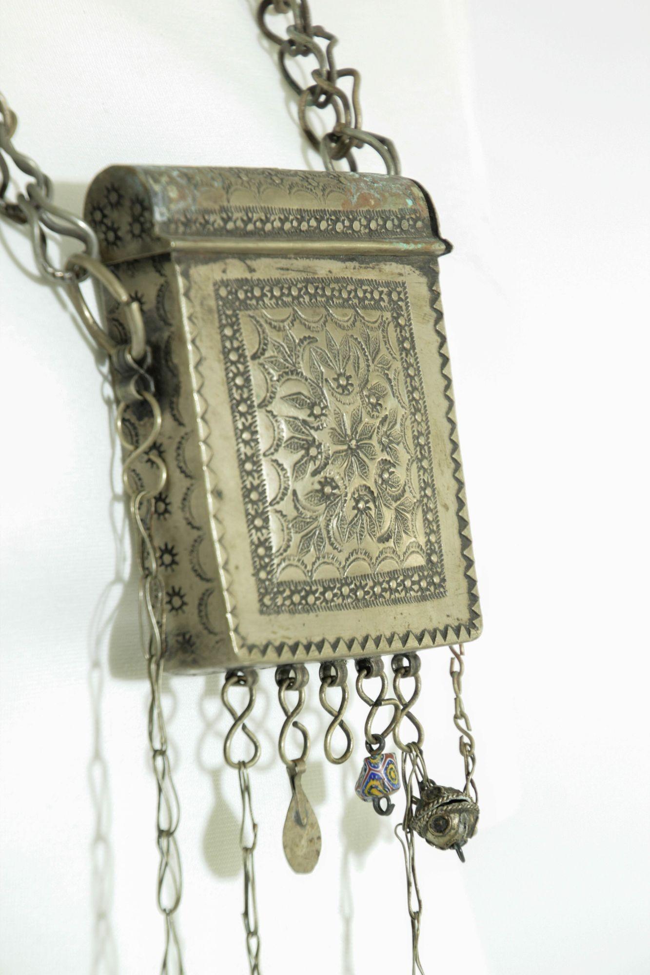 Antiguo Talismán Étnico Marroquí Caja Porta Amuletos de Plata en venta 3